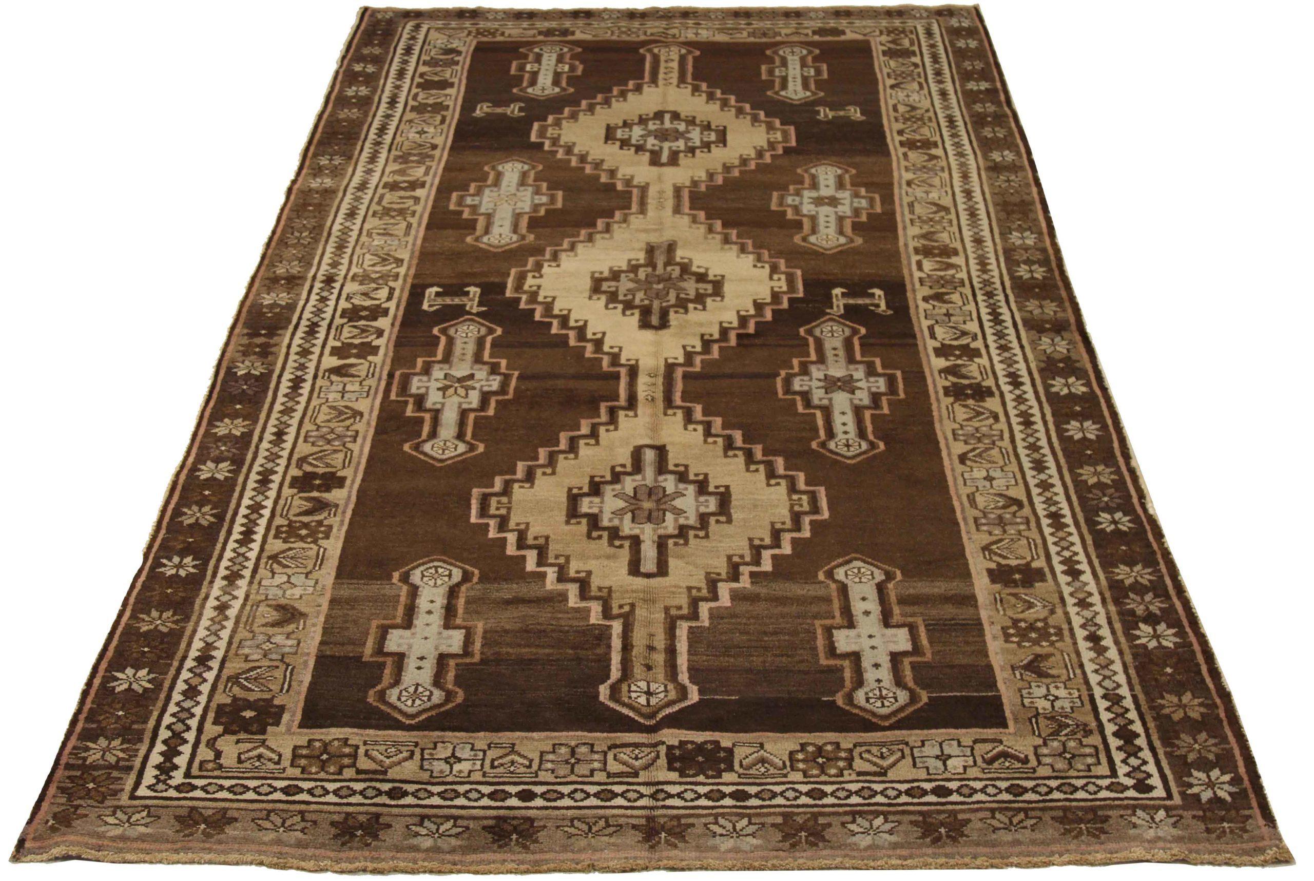 Entdecken Sie die Eleganz des persischen Varamin mit dem kleinen Teppich von CIRCA 1910. Dieses exklusive Design aus Wolle und Braun-Elfenbein ist perfekt, um Ihren Raum zu verschönern.