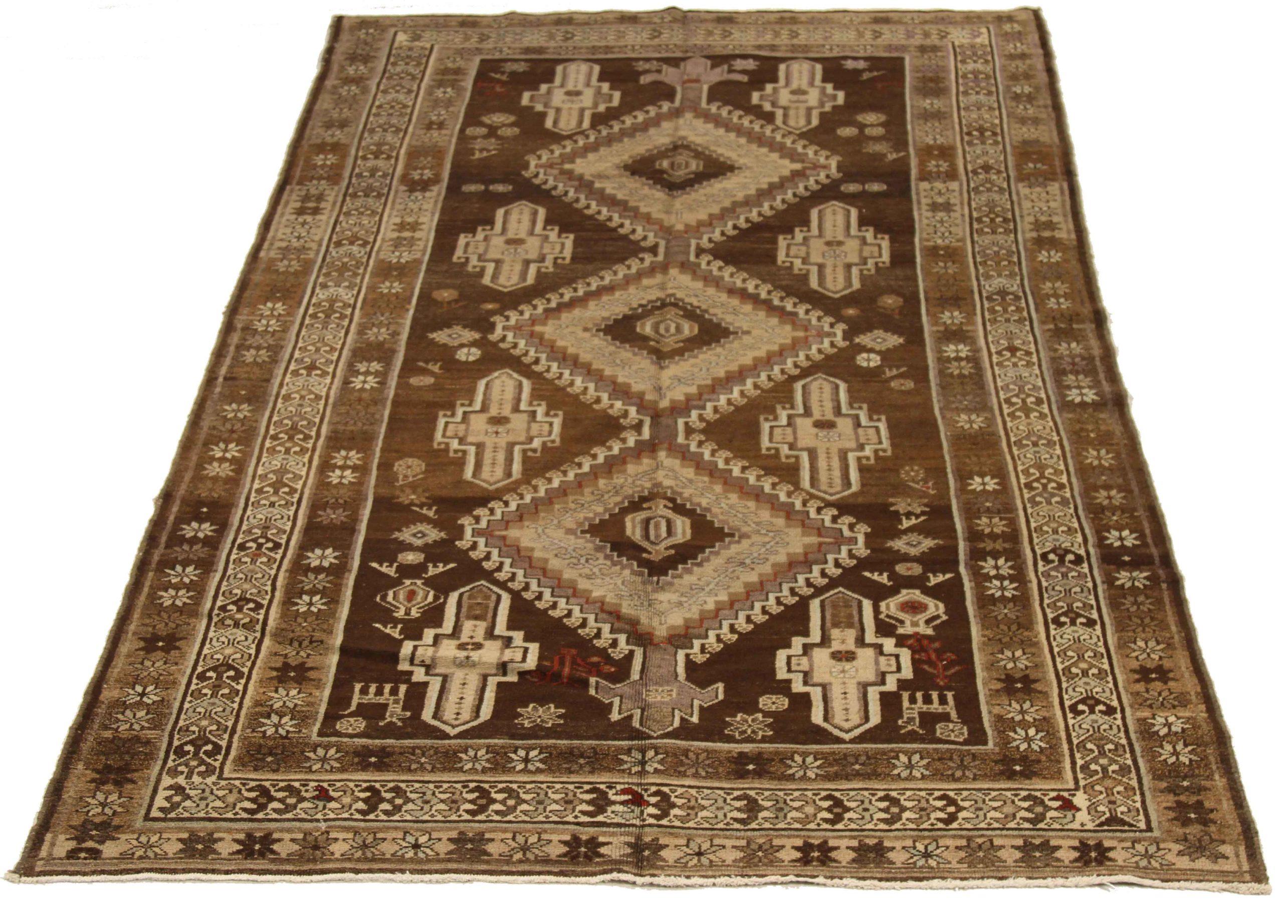 Découvrez l'élégance du tapis persan Varamin à petits carreaux, datant de 1910. Conçu avec de la laine et du Design/One, ce design exclusif est parfait pour mettre en valeur votre espace.