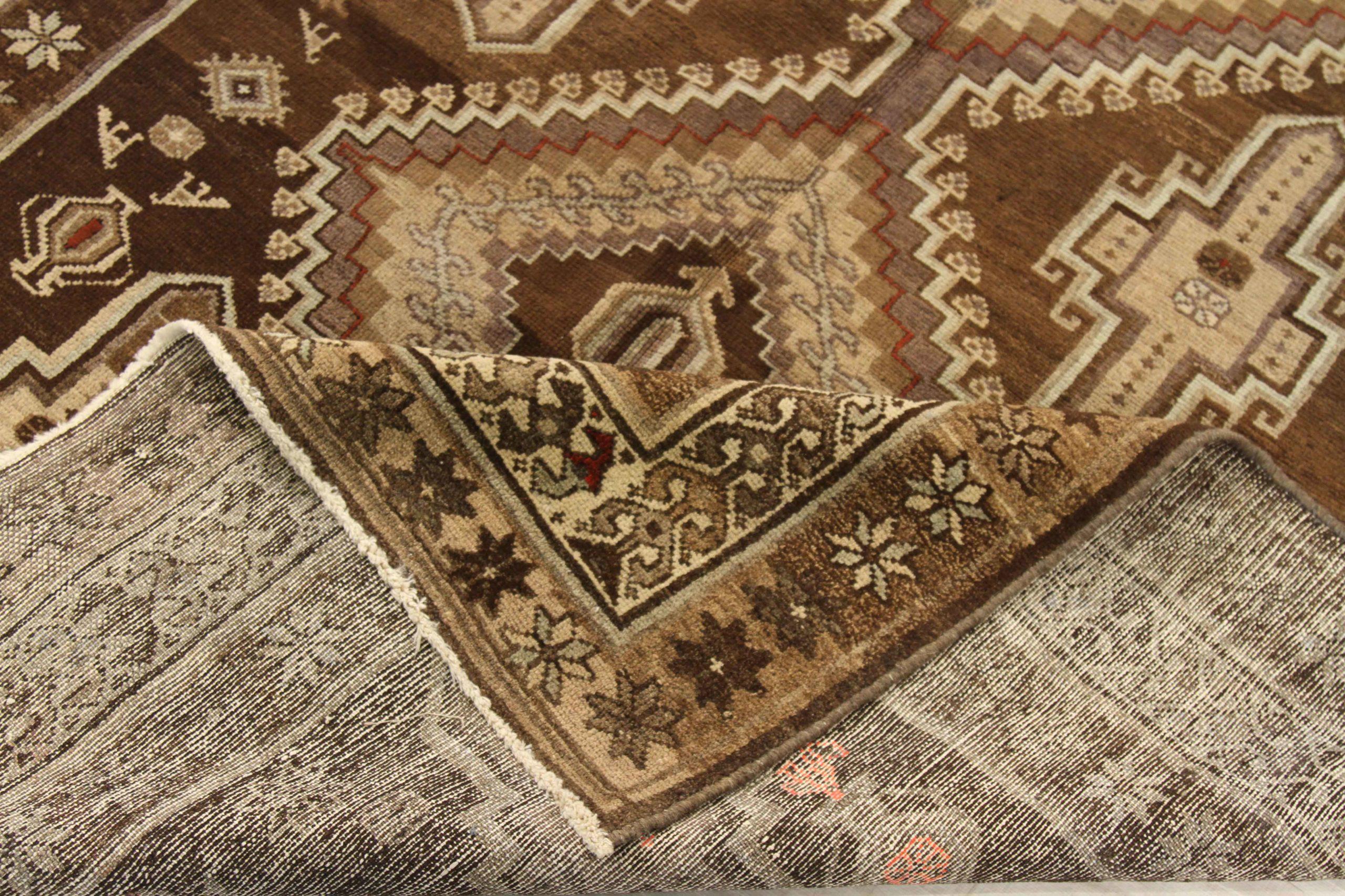 Asiatique Petit tapis persan Varamin Circa 1910 - Laine Brown Ivory 74184 en vente