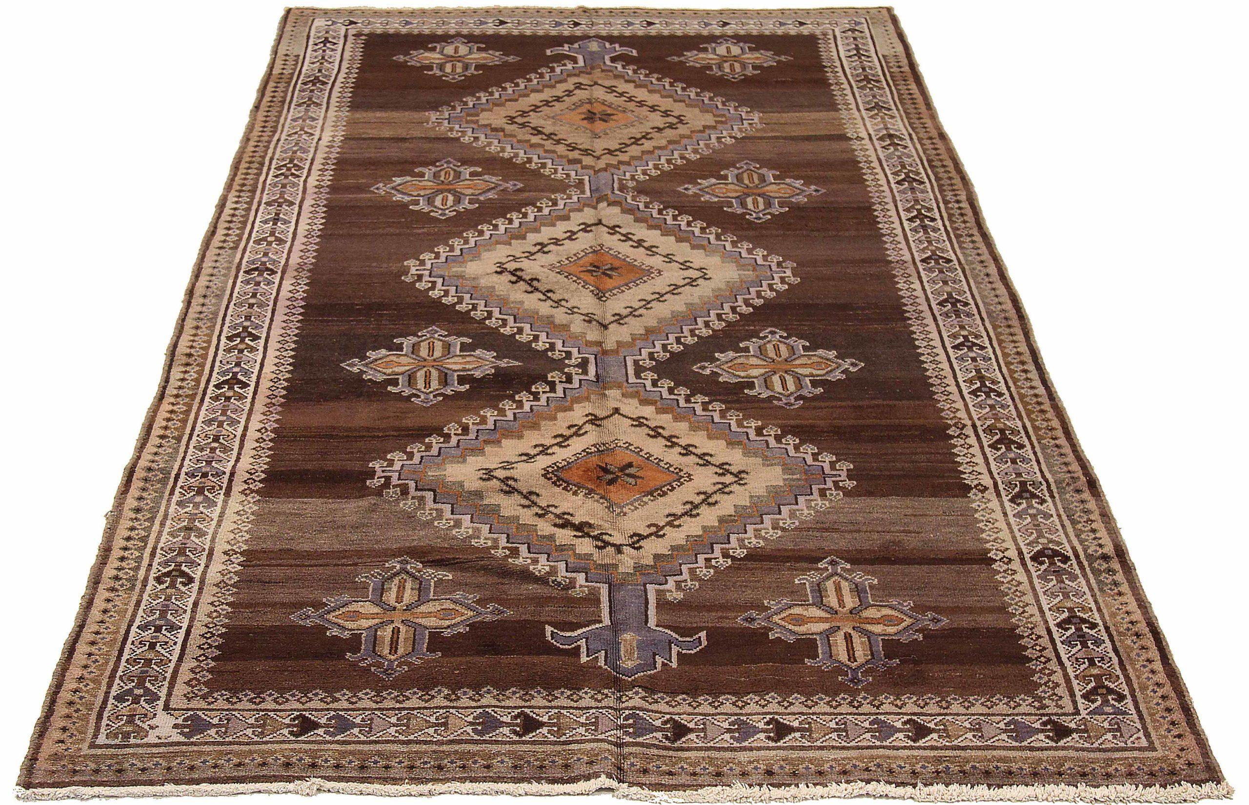 Descubre la elegancia de la Alfombra Persa Varamin Pequeña de Circa 1910. Diseñado con lana y marrón-marfil-naranja, este diseño exclusivo es perfecto para realzar tu espacio.