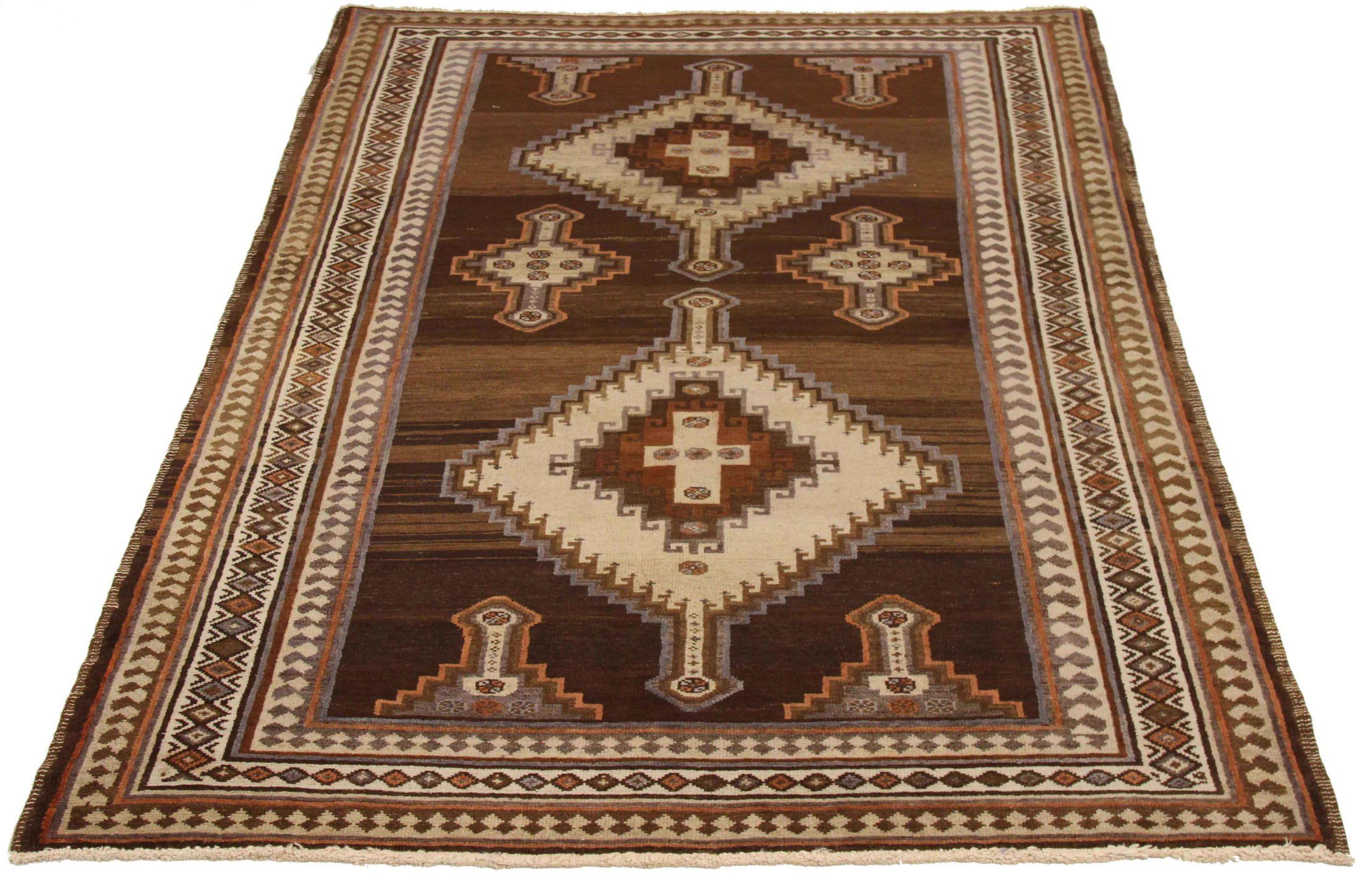 Scopri l'eleganza del tappeto persiano Varamin di piccole dimensioni del 1910. Progettato con lana e marrone-avorio-arancio, questo design esclusivo è perfetto per valorizzare il tuo spazio.