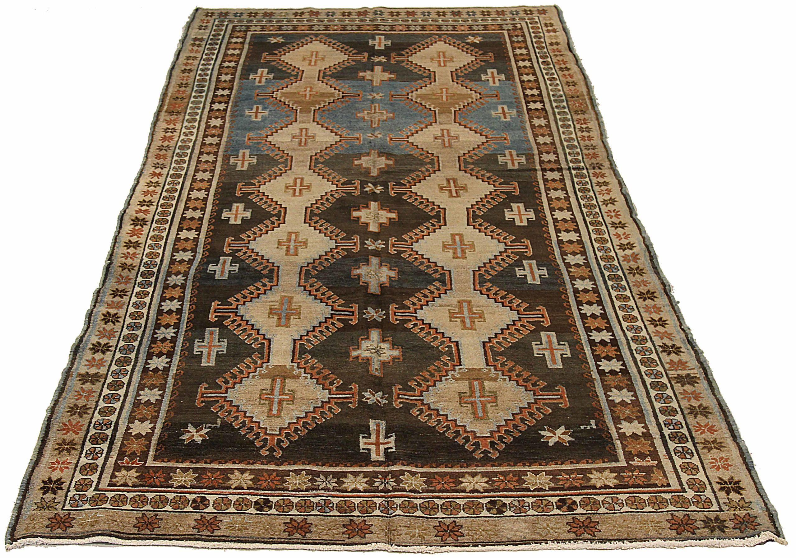 Découvrez l'élégance du tapis persan Varamin à petits carreaux, datant de 1910. Conçu avec de la laine et du BrownIvoryOrange, ce design exclusif est parfait pour mettre en valeur votre espace.