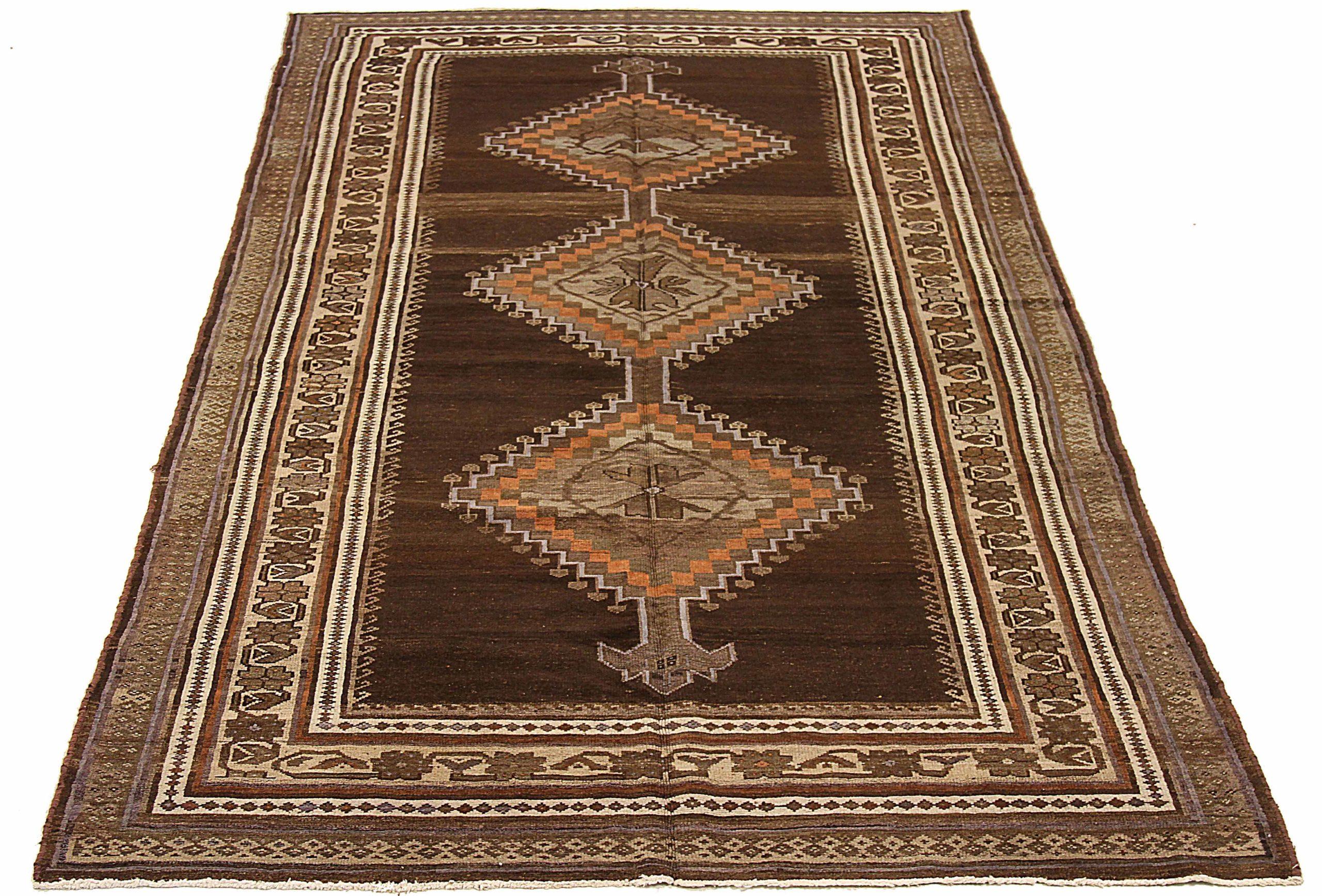 Scopri l'eleganza del tappeto persiano Varamin di piccole dimensioni del 1910. Progettato con lana e marrone-avorio-arancio, questo design esclusivo è perfetto per valorizzare il tuo spazio.