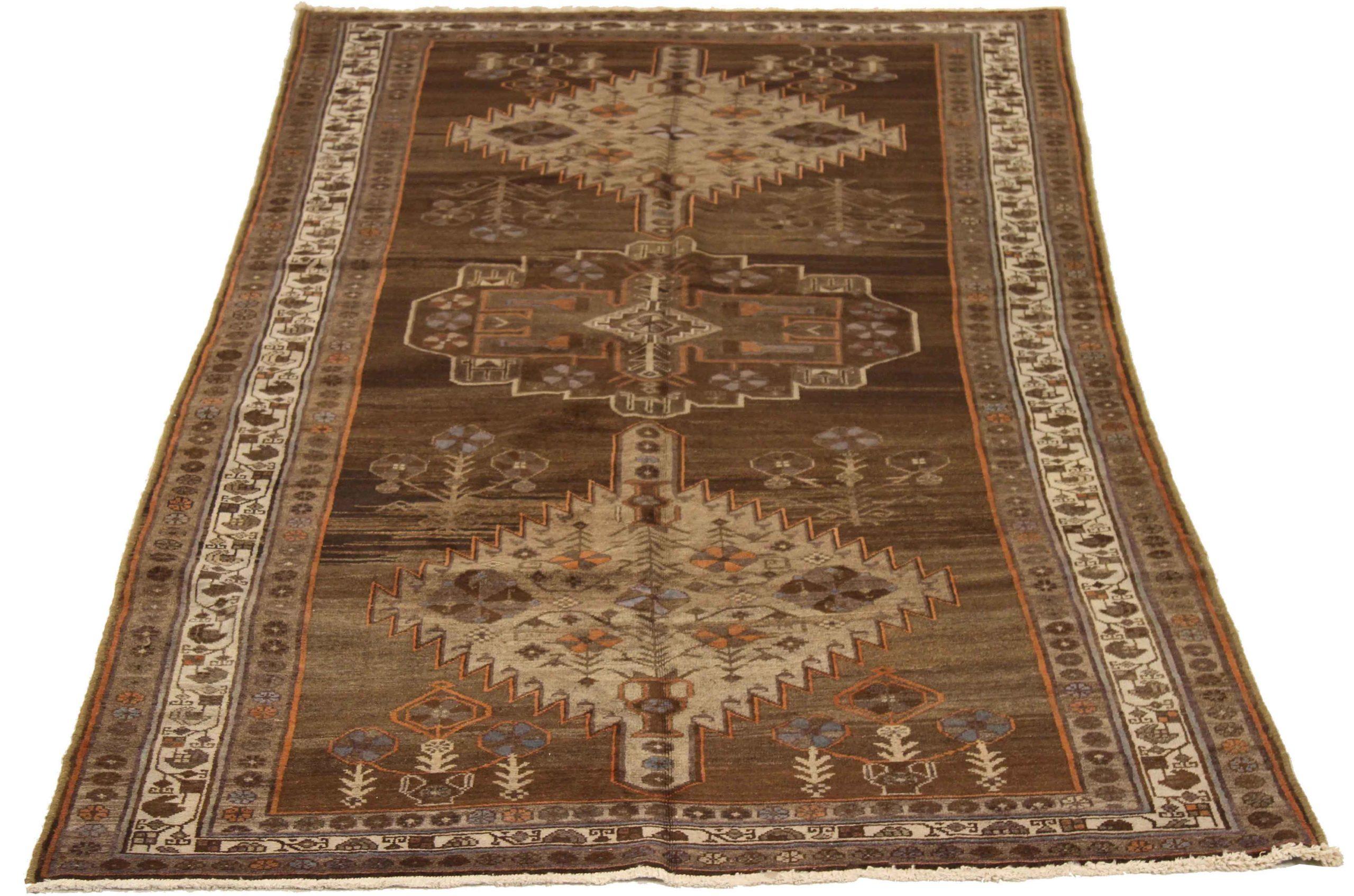Entdecken Sie die Eleganz des persischen Varamin mit dem kleinen Teppich von CIRCA 1910. Dieses exklusive Design aus Wolle und Braun-Elfenbein-Orange ist perfekt, um Ihren Raum zu verschönern.