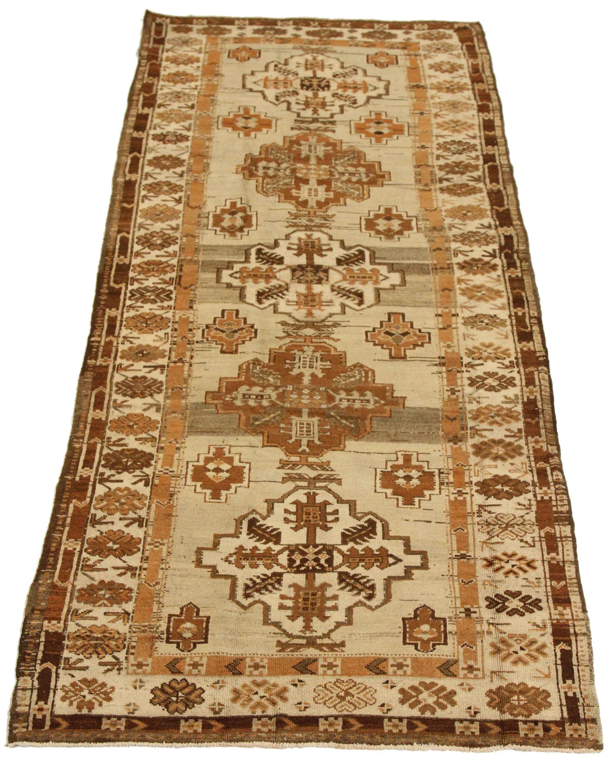 Scopri l'eleganza del tappeto persiano Varamin di piccole dimensioni del 1910. Progettato con lana e marrone-avorio-arancio, questo design esclusivo è perfetto per valorizzare il tuo spazio.