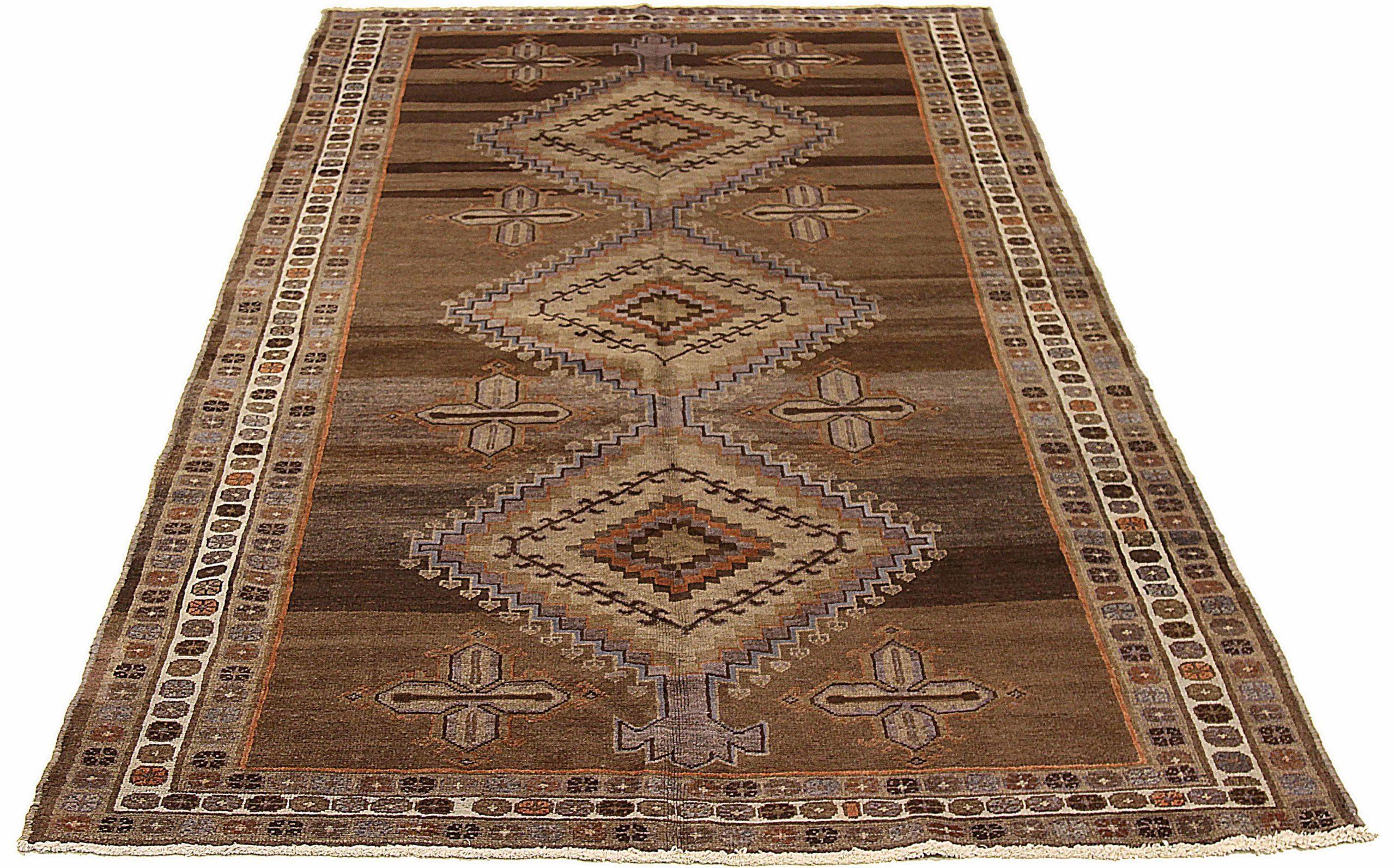 Scopri l'eleganza del tappeto persiano Varamin di piccole dimensioni del 1910. Progettato in lana e marrone-avorio-arancio-purpel, questo design esclusivo è perfetto per valorizzare il tuo spazio.