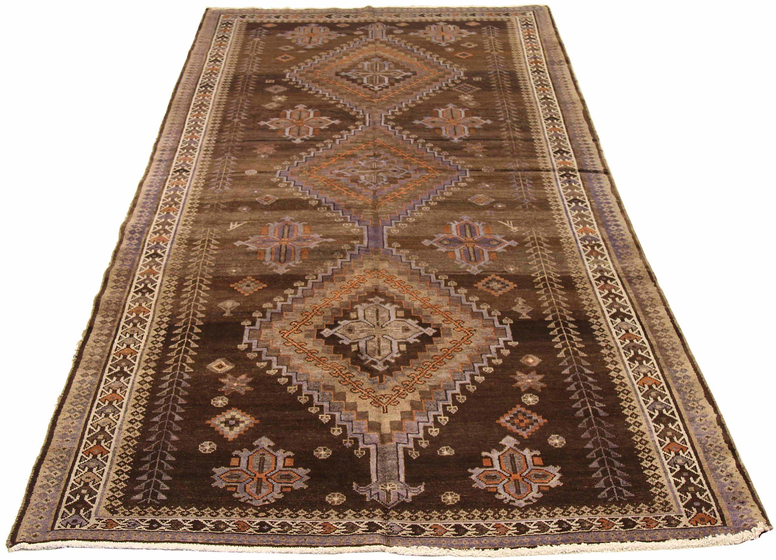 Descubre la elegancia de la Alfombra Persa Varamin Pequeña de Circa 1910. Diseñado con Lana y Purpel MarrónMarfilNaranja, este diseño exclusivo es perfecto para realzar tu espacio.