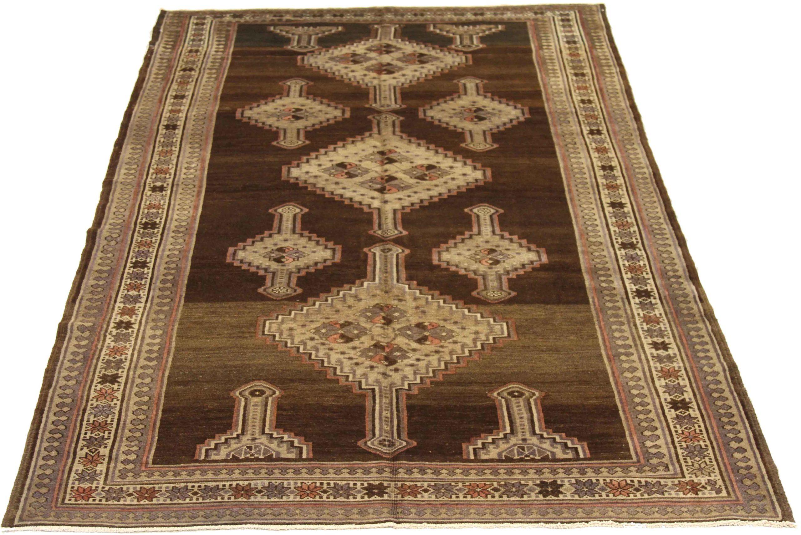 Scopri l'eleganza del tappeto persiano Varamin di piccole dimensioni del 1910. Progettato con lana e marrone-avorio-rosa, questo design esclusivo è perfetto per valorizzare il tuo spazio.