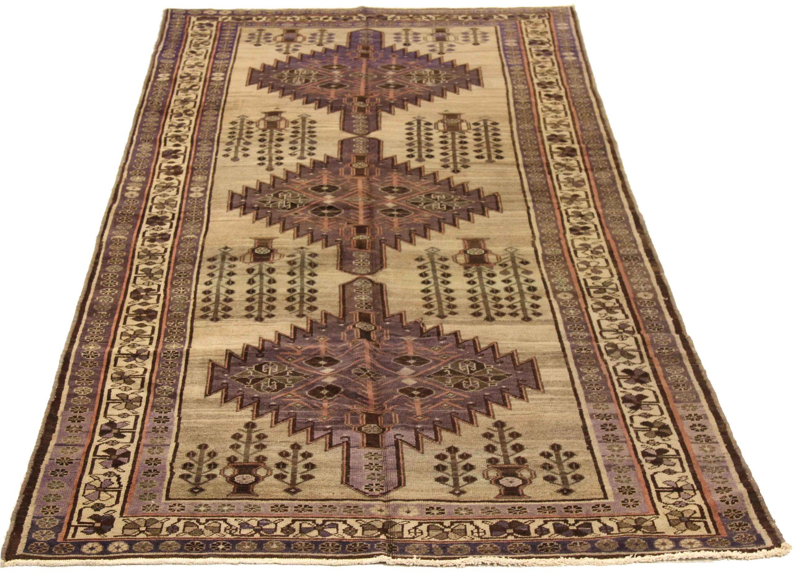 Entdecken Sie die Eleganz des persischen Varamin mit dem kleinen Teppich von CIRCA 1910. Dieses exklusive Design aus Wolle und braunem, elfenbeinfarbenem und rosafarbenem Purpur eignet sich perfekt, um Ihren Raum zu verschönern.