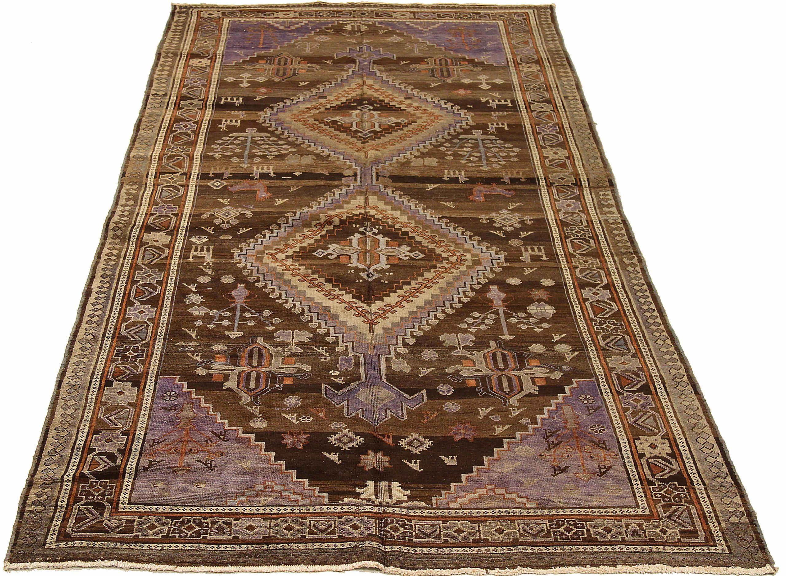 Entdecken Sie die Eleganz des persischen Varamin mit dem kleinen Teppich von CIRCA 1910. Dieses exklusive Design aus Wolle und braun-elfenbeinfarbenem Purpur eignet sich perfekt, um Ihren Raum zu verschönern.