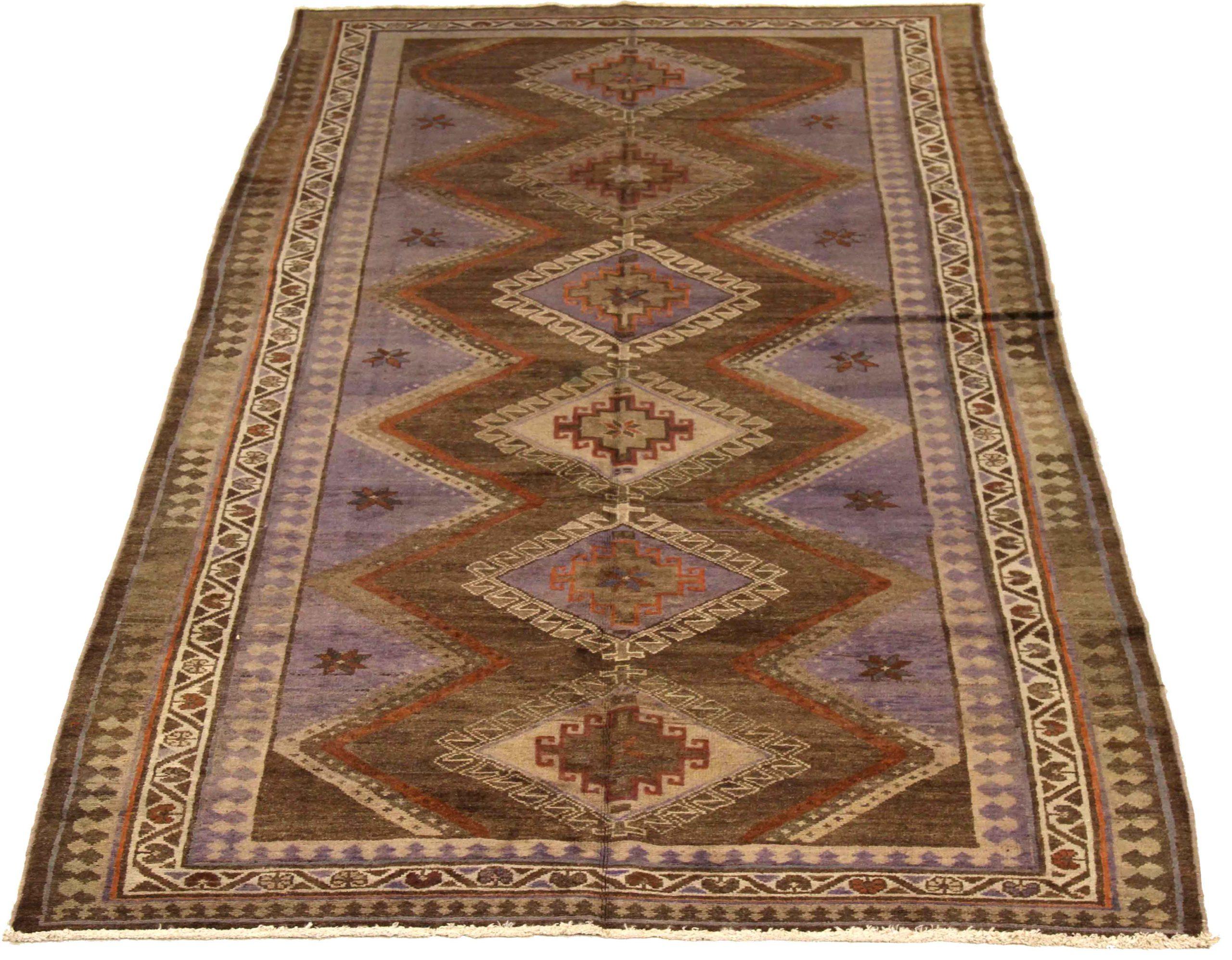Entdecken Sie die Eleganz des persischen Varamin mit dem kleinen Teppich von CIRCA 1910. Dieses exklusive Design aus Wolle und braun-elfenbeinfarbenem Purpur eignet sich perfekt, um Ihren Raum zu verschönern.