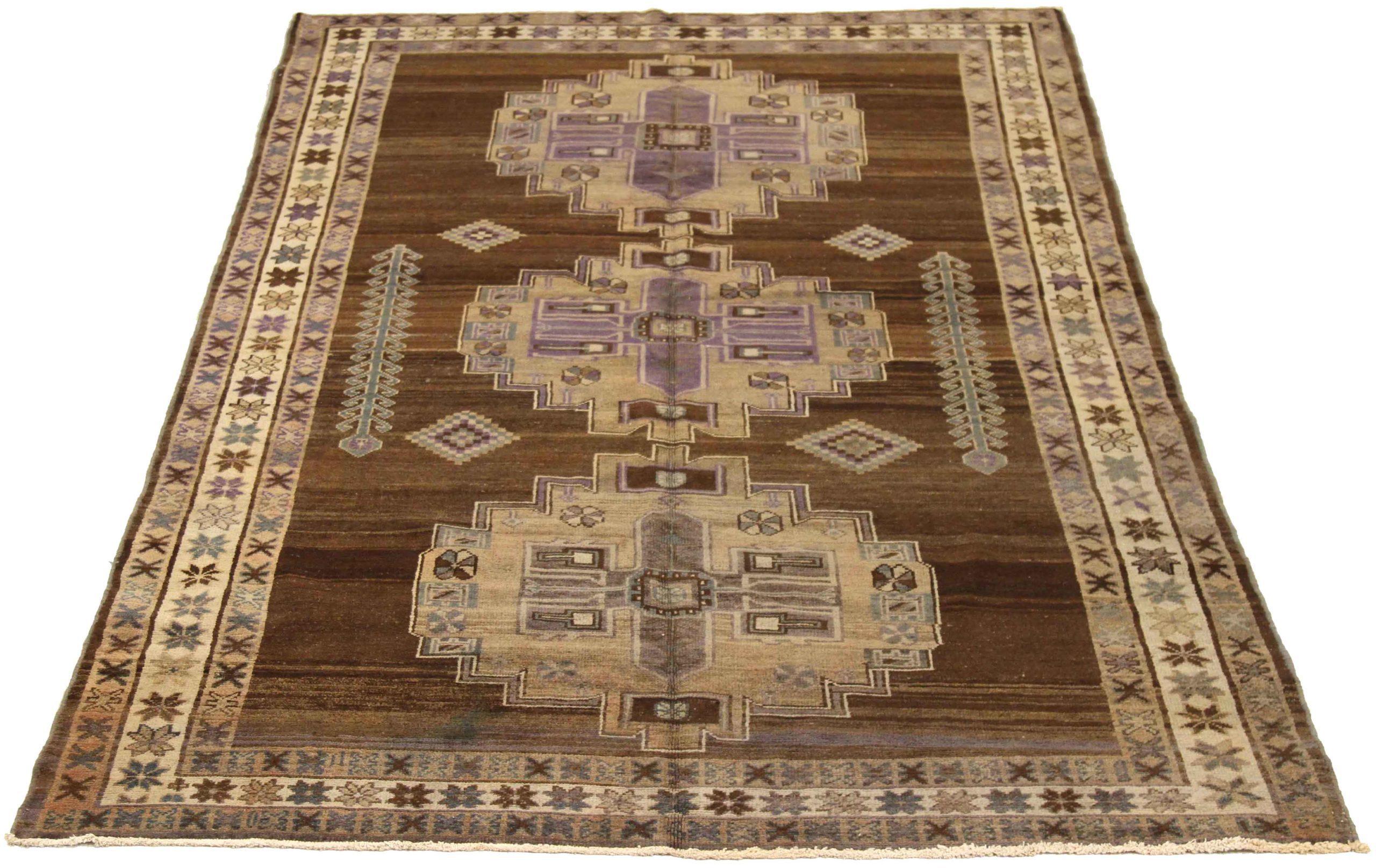 Descubre la elegancia de la Alfombra Persa Varamin Pequeña de Circa 1910. Diseñado con lana y peluche marrón-marfil, este diseño exclusivo es perfecto para realzar tu espacio.