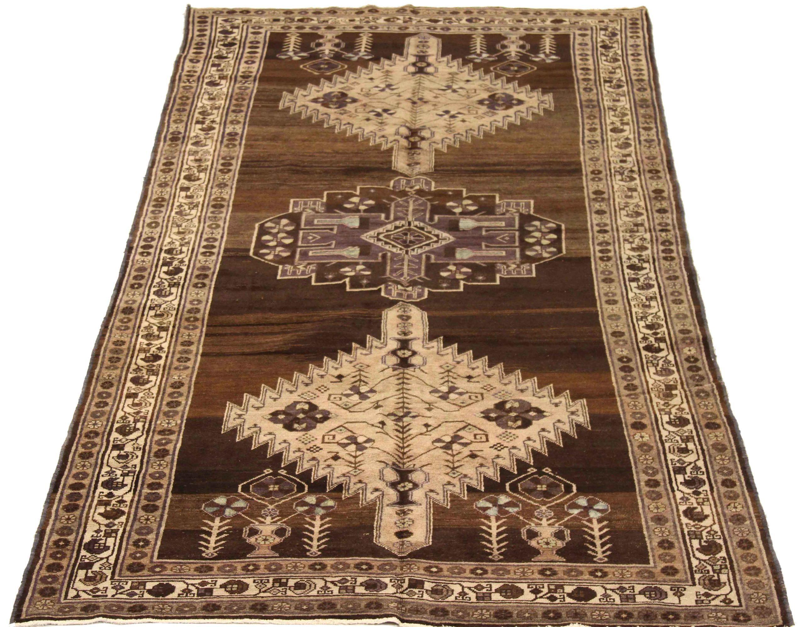 Descubre la elegancia de la Alfombra Persa Varamin Pequeña de Circa 1910. Diseñado con lana y peluche marrón-marfil, este diseño exclusivo es perfecto para realzar tu espacio.