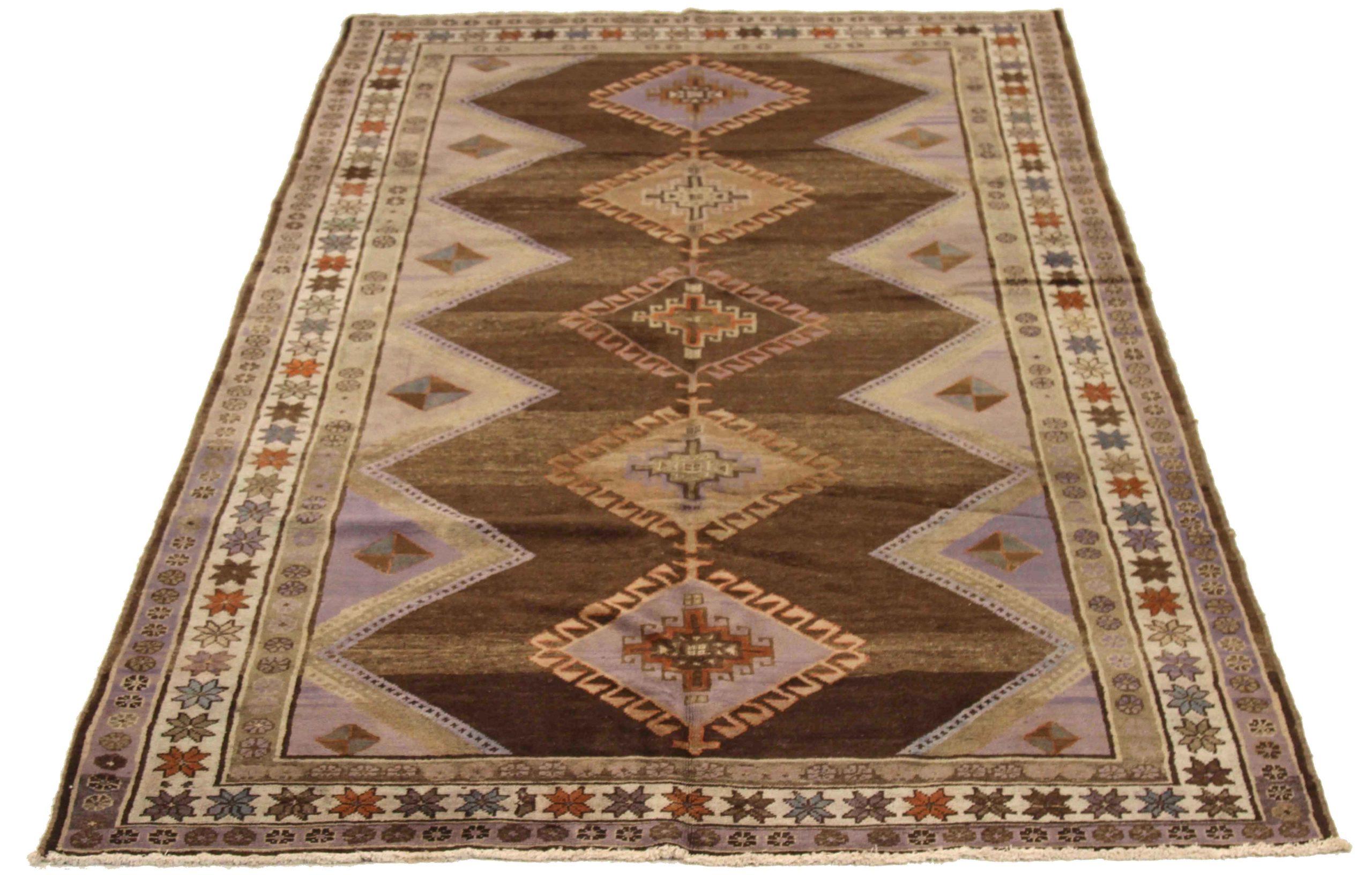 Entdecken Sie die Eleganz des persischen Varamin mit dem kleinen Teppich von CIRCA 1910. Dieses exklusive Design aus Wolle und braun-elfenbeinfarbenem Purpur eignet sich perfekt, um Ihren Raum zu verschönern.