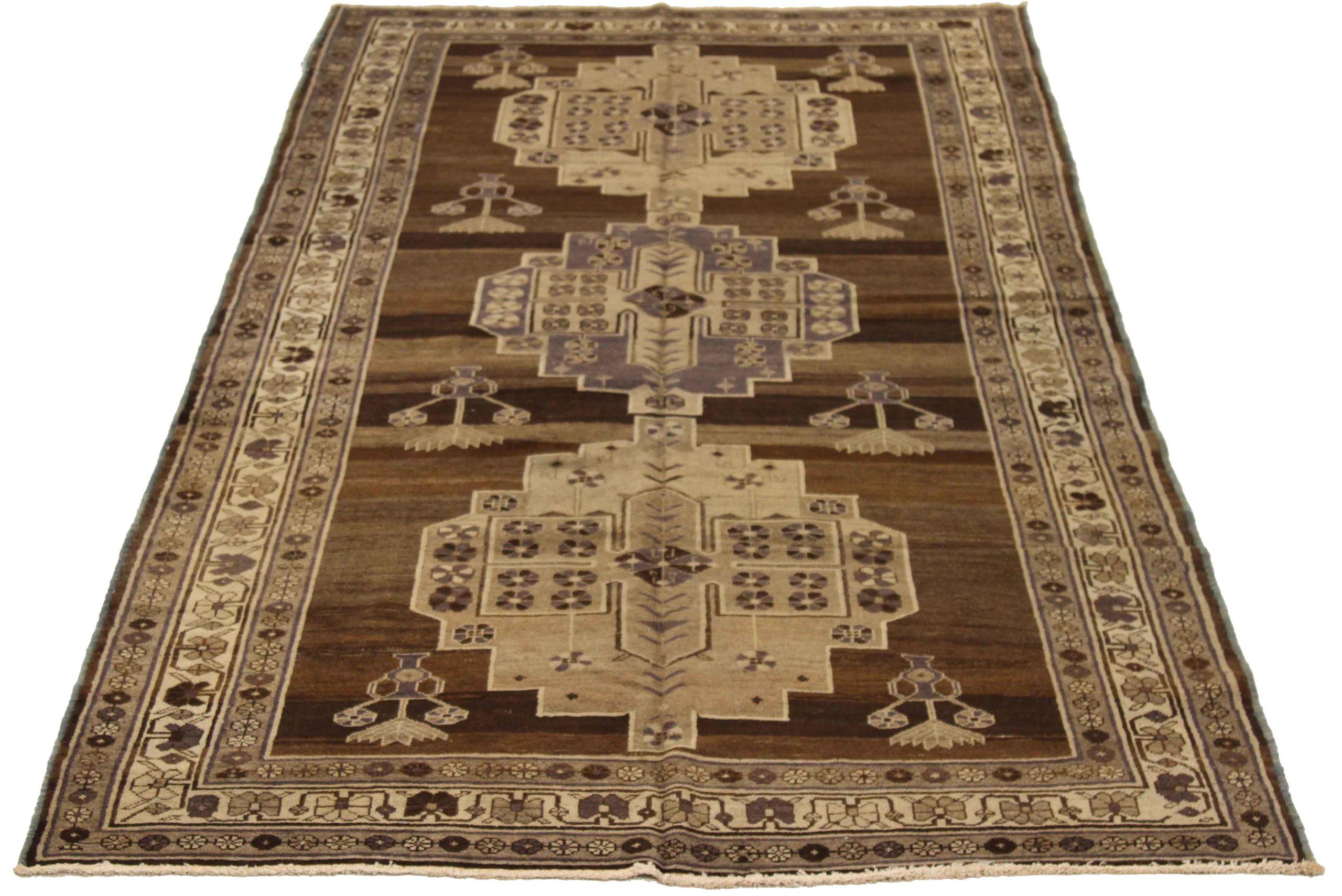 Entdecken Sie die Eleganz des persischen Varamin mit dem kleinen Teppich von CIRCA 1910. Dieses exklusive Design aus Wolle und braun-elfenbeinfarbenem Purpur eignet sich perfekt, um Ihren Raum zu verschönern.