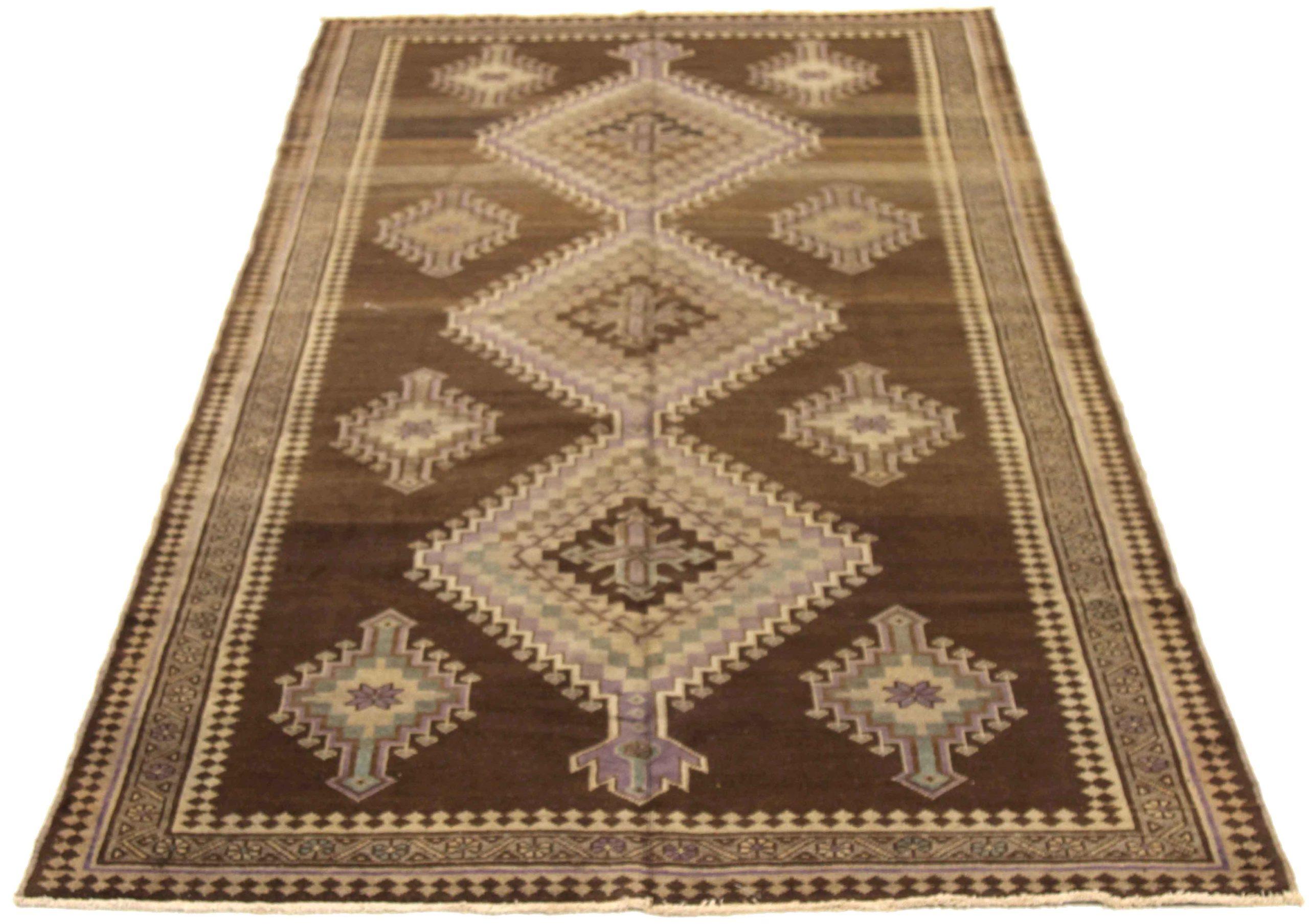 Scopri l'eleganza del tappeto persiano Varamin di piccole dimensioni del 1910. Progettato con lana e marrone-avorio-purpel, questo design esclusivo è perfetto per valorizzare il tuo spazio.