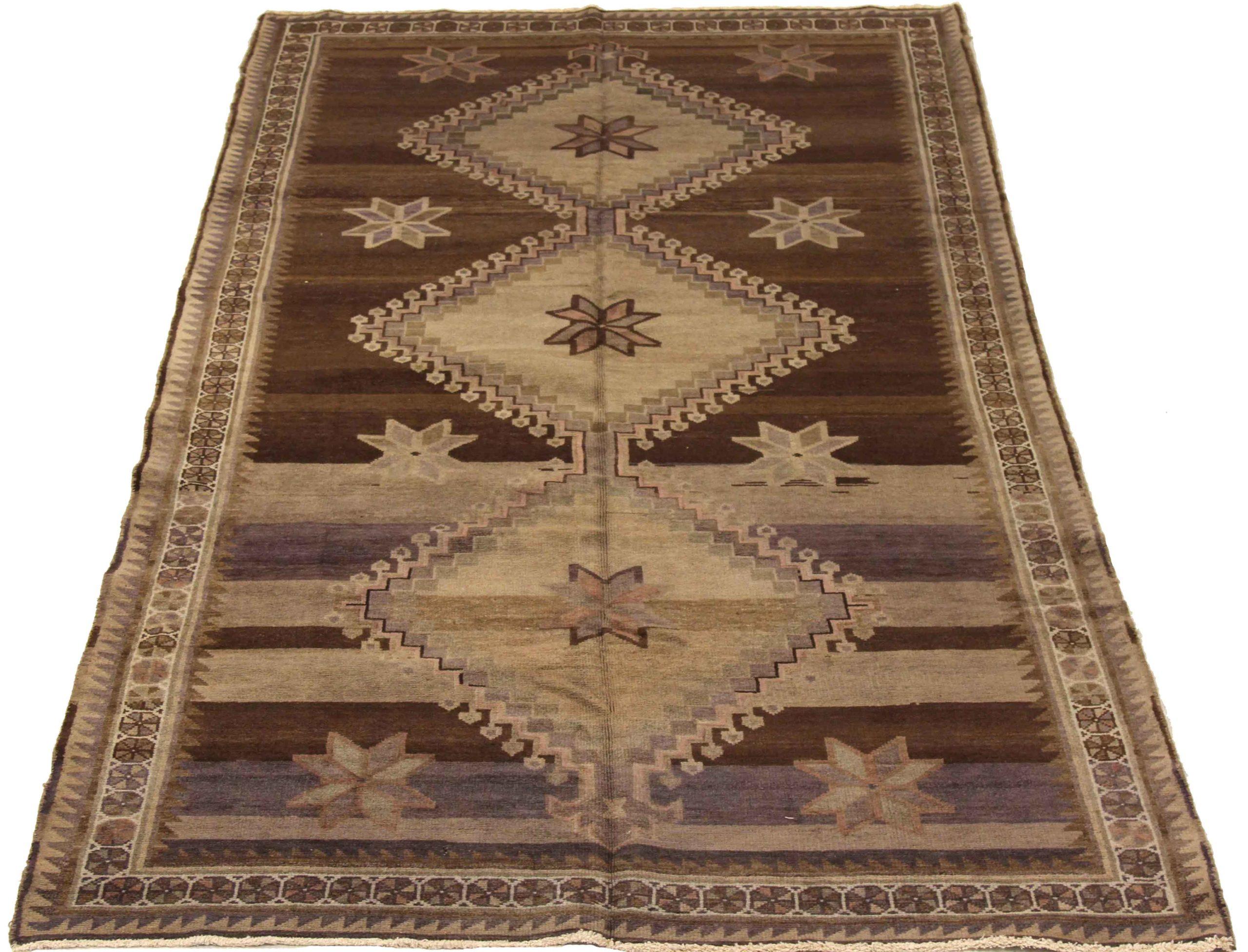 Entdecken Sie die Eleganz des persischen Varamin mit dem kleinen Teppich von CIRCA 1910. Dieses exklusive Design aus Wolle und braun-elfenbeinfarbenem Purpur eignet sich perfekt, um Ihren Raum zu verschönern.