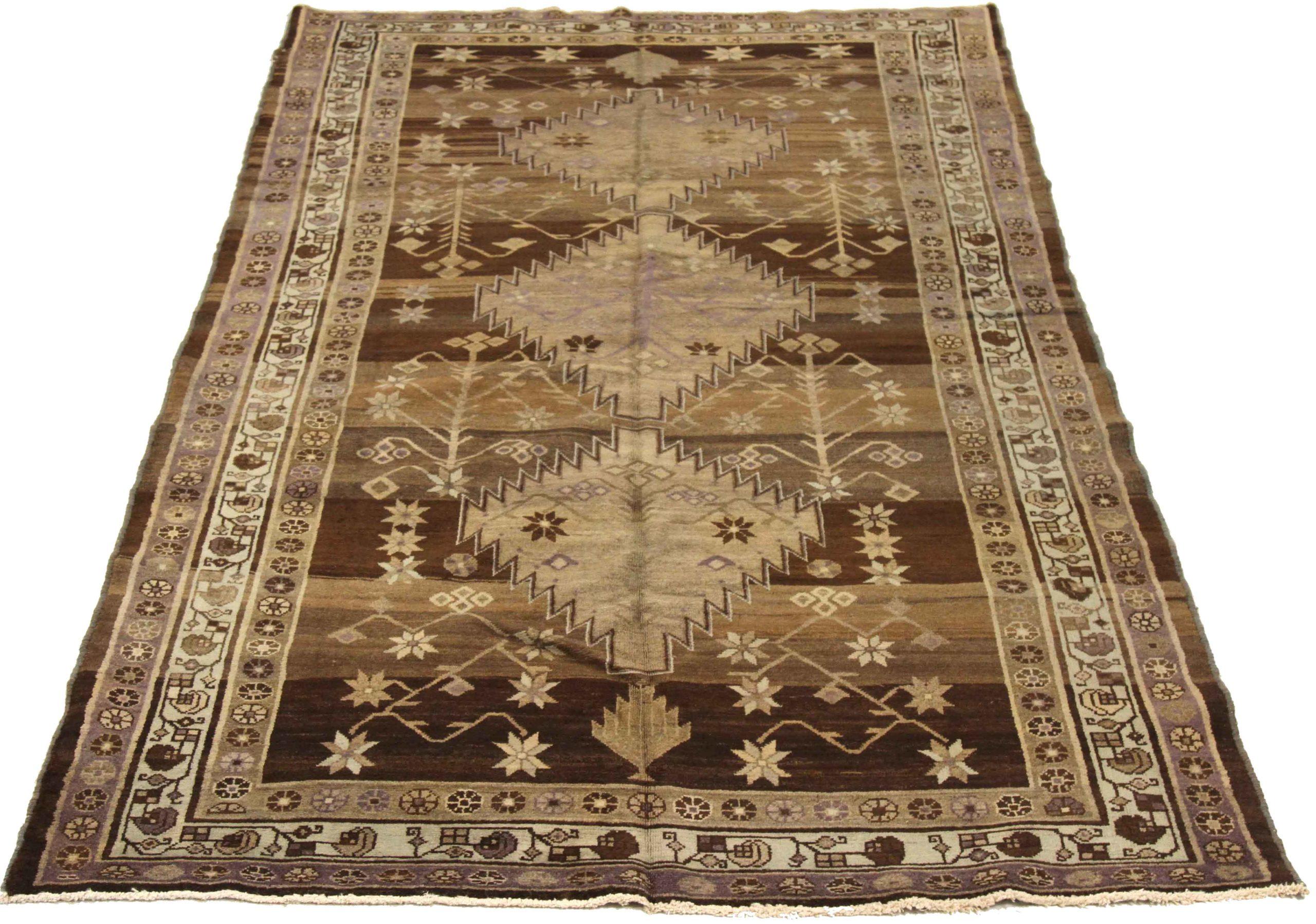 Entdecken Sie die Eleganz des persischen Varamin mit dem kleinen Teppich von CIRCA 1910. Dieses exklusive Design aus Wolle und braun-elfenbeinfarbenem Purpur eignet sich perfekt, um Ihren Raum zu verschönern.