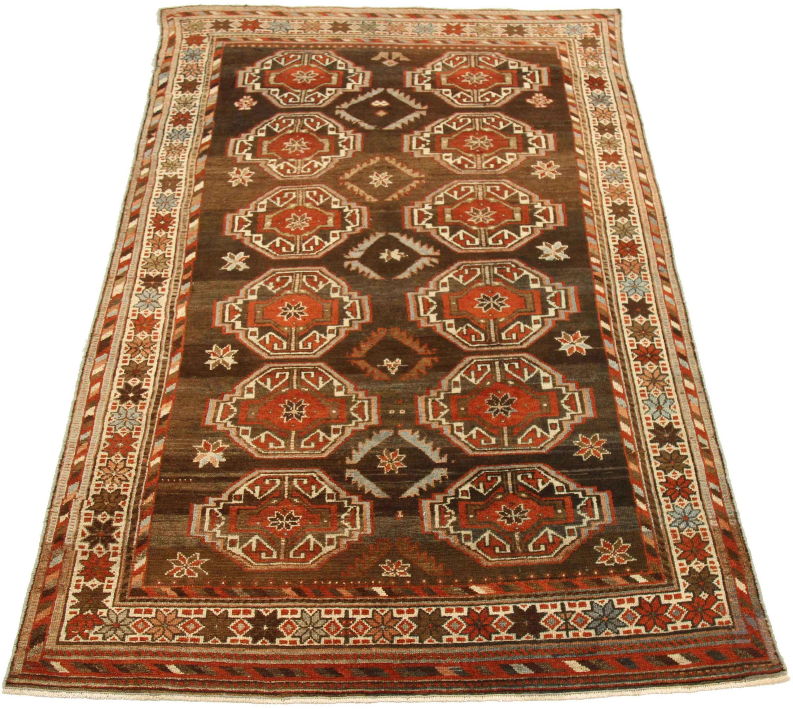 Entdecken Sie die Eleganz des persischen Varamin mit dem kleinen Teppich von CIRCA 1910. Dieses exklusive Design aus Wolle und Braun-Elfenbein-Rot ist perfekt, um Ihren Raum zu verschönern.