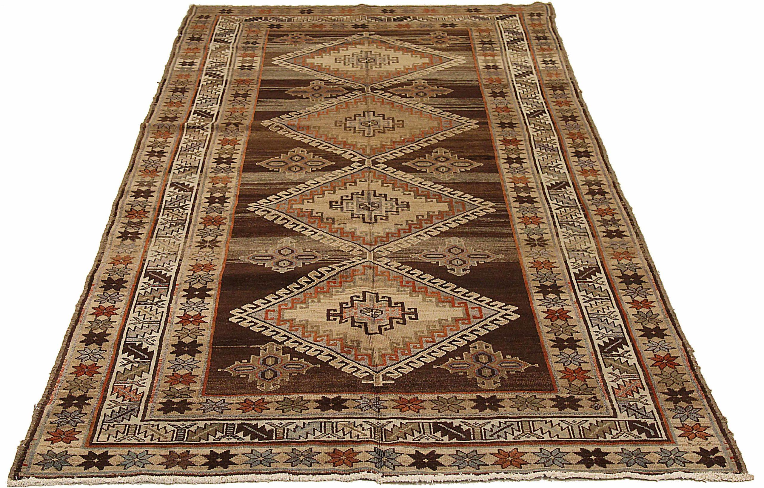 Découvrez l'élégance du tapis persan Varamin à petits carreaux, datant de 1910. Conçu avec de la laine et du BrownIvoryRed, ce design exclusif est parfait pour mettre en valeur votre espace.