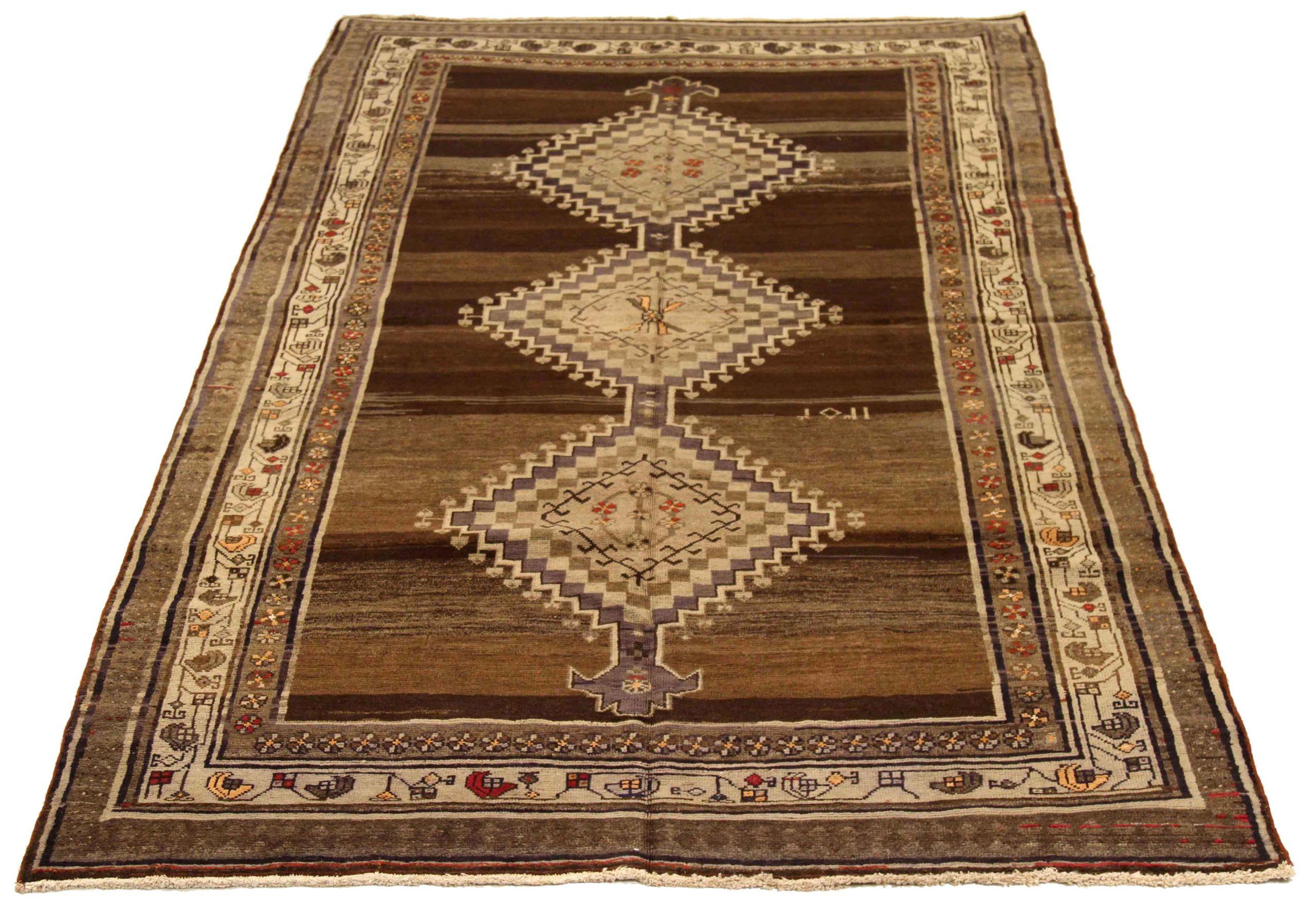 Entdecken Sie die Eleganz des persischen Varamin mit dem kleinen Teppich von CIRCA 1910. Dieses exklusive Design aus Wolle und Braun-Elfenbein-Rot ist perfekt, um Ihren Raum zu verschönern.