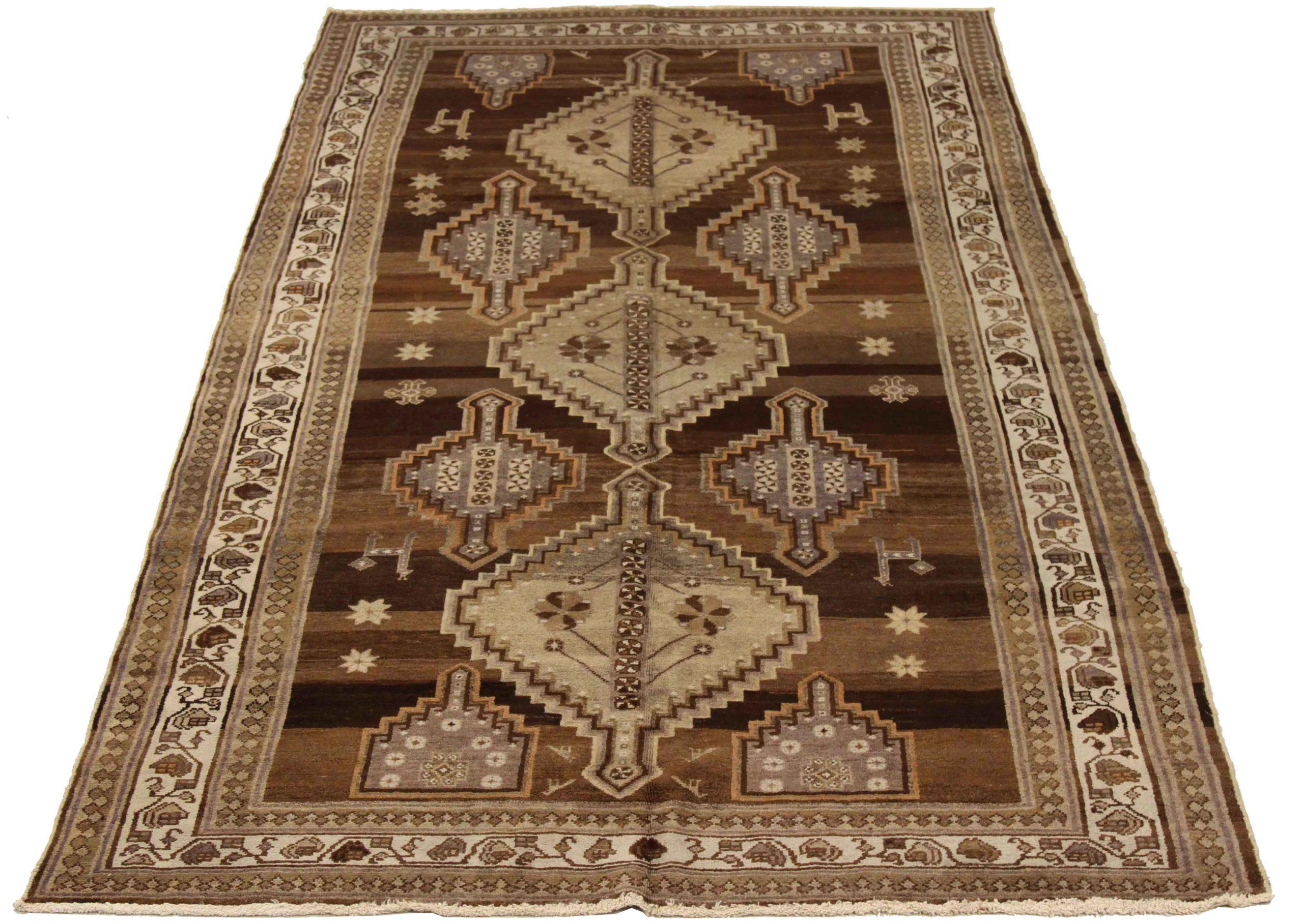 Entdecken Sie die Eleganz des persischen Varamin mit dem kleinen Teppich von CIRCA 1910. Dieses exklusive Design aus Wolle und Braun-Elfenbein-Taupe ist perfekt, um Ihren Raum zu verschönern.