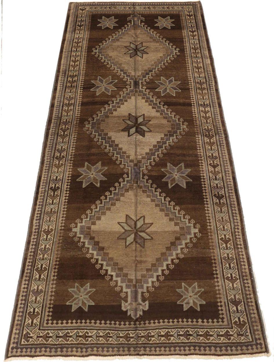 Entdecken Sie die Eleganz des persischen Varamin mit dem kleinen Teppich von CIRCA 1910. Dieses exklusive Design aus Wolle und Braun-Elfenbein-Taupe ist perfekt, um Ihren Raum zu verschönern.
