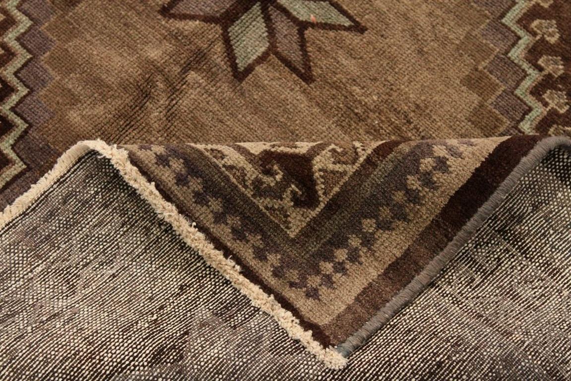 Persischer Varamin Kleinteppich CIRCA 1910 - Wolle Braun Elfenbein Taupe 74124 (Asiatisch) im Angebot
