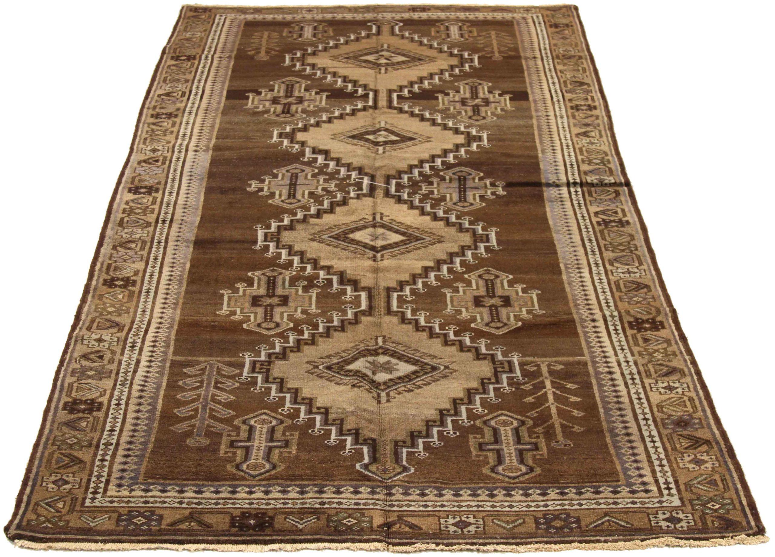 Scopri l'eleganza del tappeto persiano Varamin di piccole dimensioni del 1910. Progettato con lana e marrone-avorio-tortora, questo design esclusivo è perfetto per valorizzare il tuo spazio.
