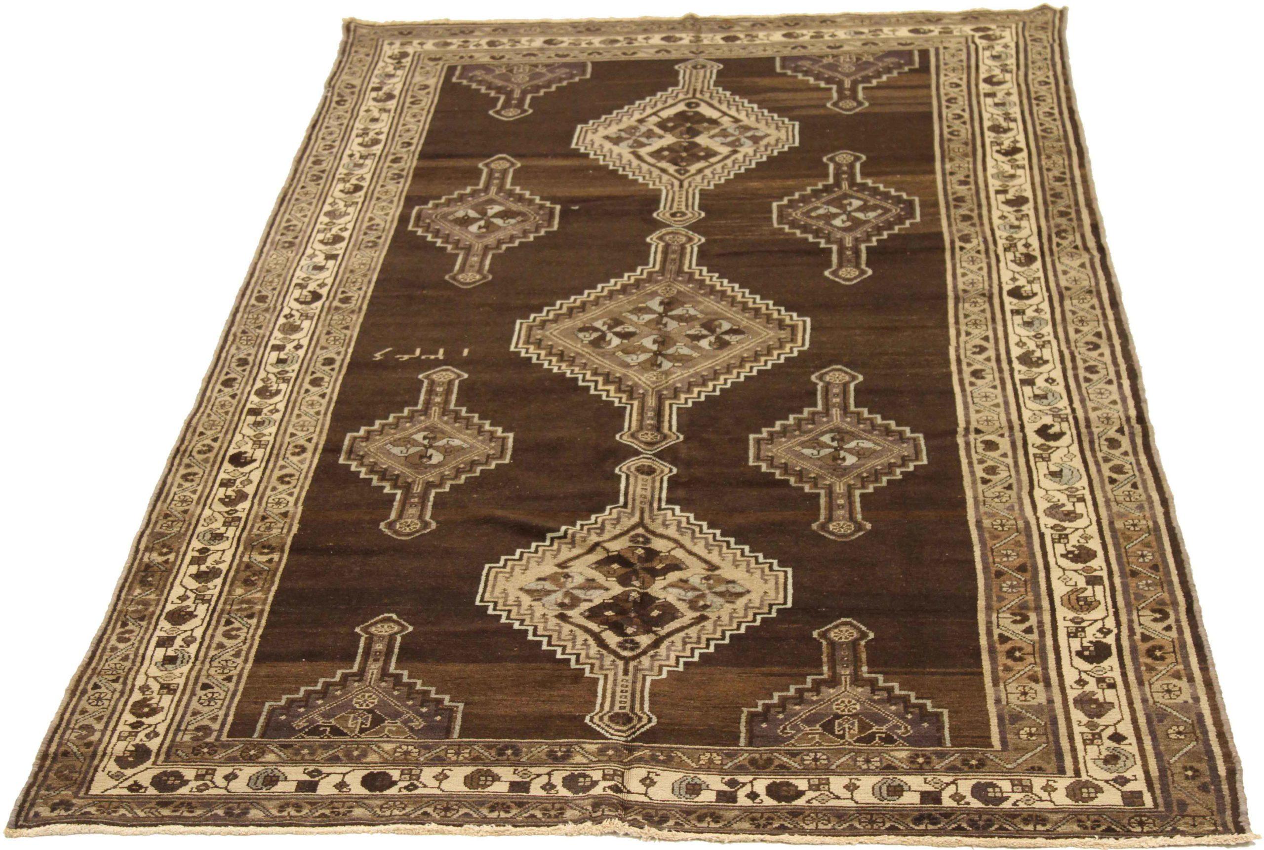 Scopri l'eleganza del tappeto persiano Varamin di piccole dimensioni del 1910. Progettato con lana e marrone-avorio-tortora, questo design esclusivo è perfetto per valorizzare il tuo spazio.