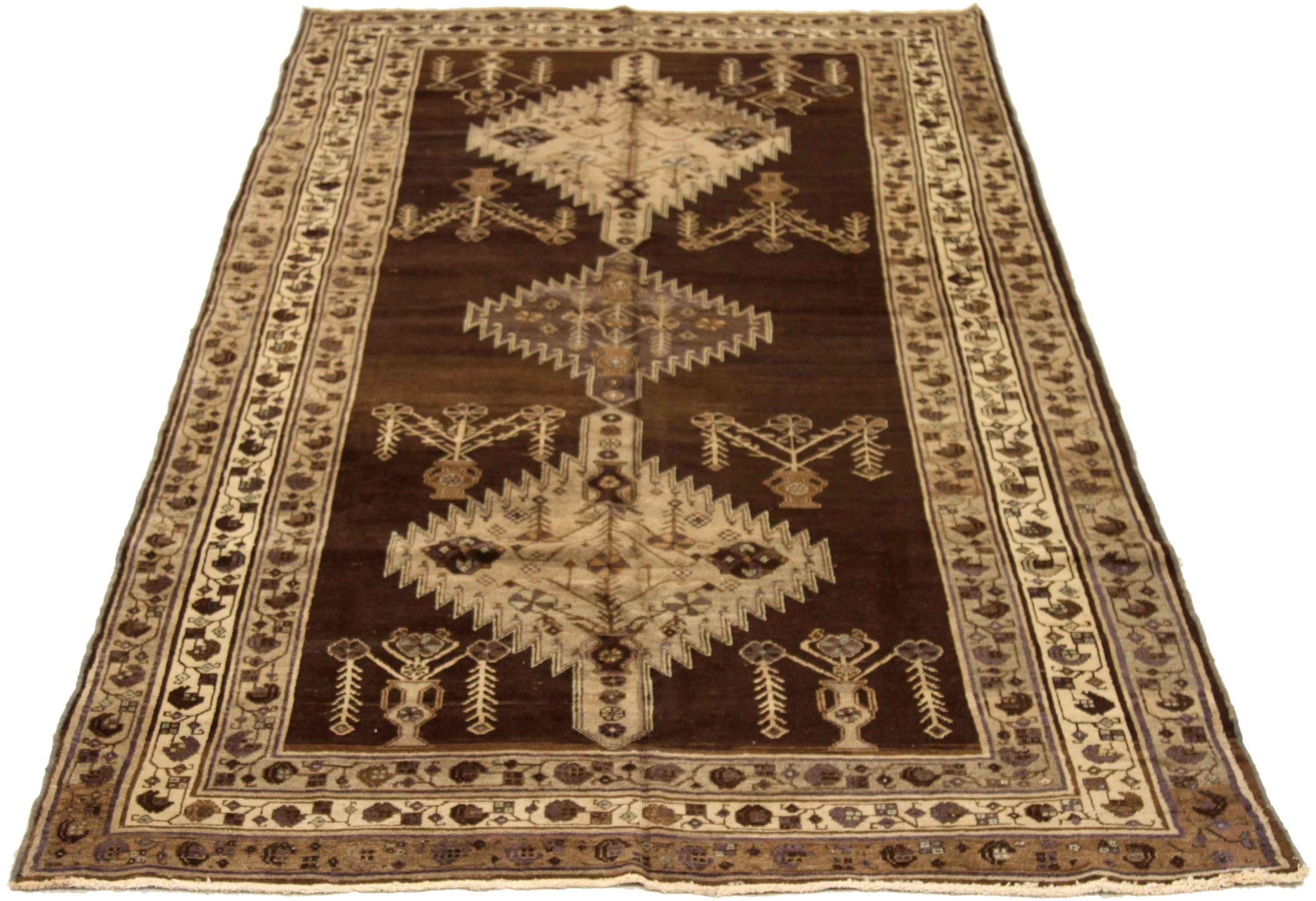 Entdecken Sie die Eleganz des persischen Varamin mit dem kleinen Teppich von CIRCA 1910. Dieses exklusive Design aus Wolle und Braun-Elfenbein-Taupe ist perfekt, um Ihren Raum zu verschönern.