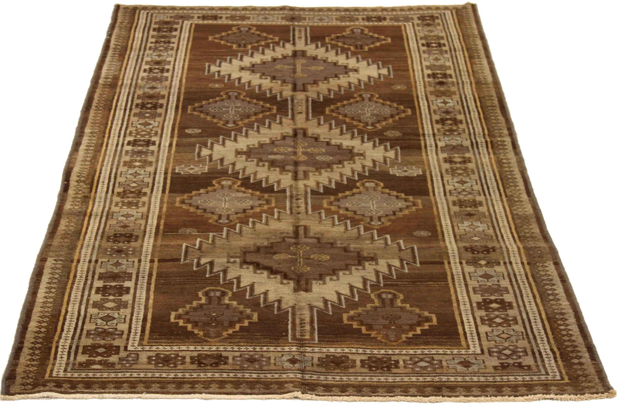 Entdecken Sie die Eleganz des persischen Varamin mit dem kleinen Teppich von CIRCA 1910. Dieses exklusive Design aus Wolle und Braun-Elfenbein-Taupe ist perfekt, um Ihren Raum zu verschönern.