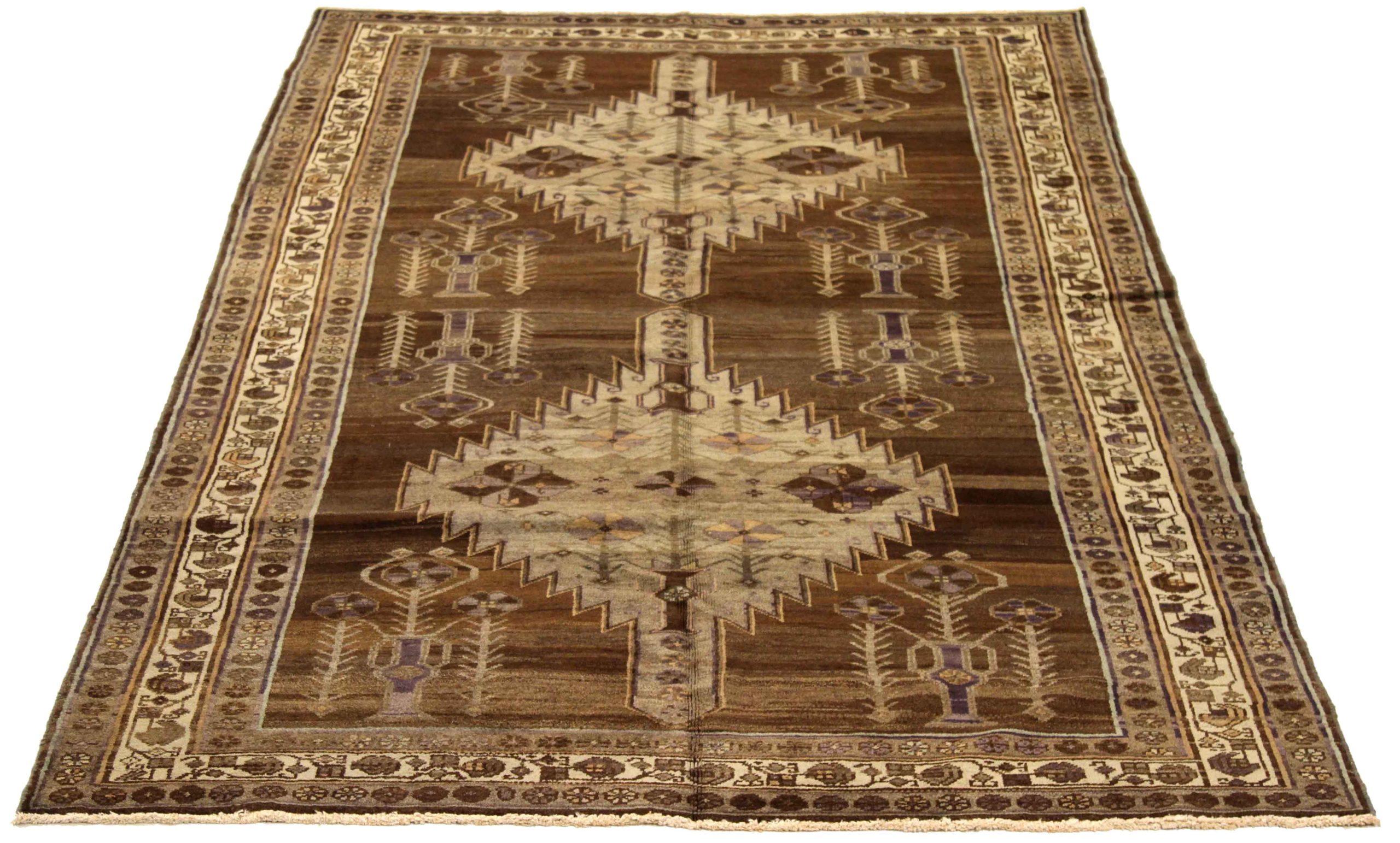 Entdecken Sie die Eleganz des persischen Varamin mit dem kleinen Teppich von CIRCA 1910. Dieses exklusive Design aus Wolle und Braun-Elfenbein-Taupe ist perfekt, um Ihren Raum zu verschönern.