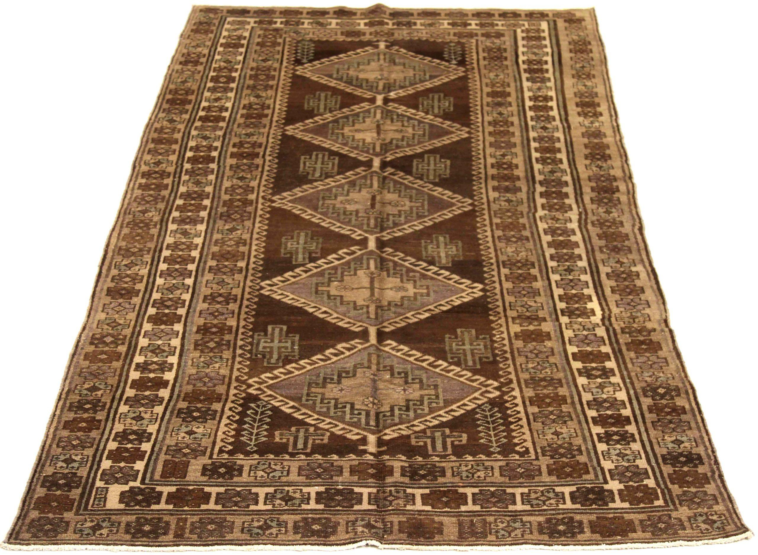 Entdecken Sie die Eleganz des persischen Varamin mit dem kleinen Teppich von CIRCA 1910. Dieses exklusive Design aus Wolle und Braun-Elfenbein-Taupe ist perfekt, um Ihren Raum zu verschönern.