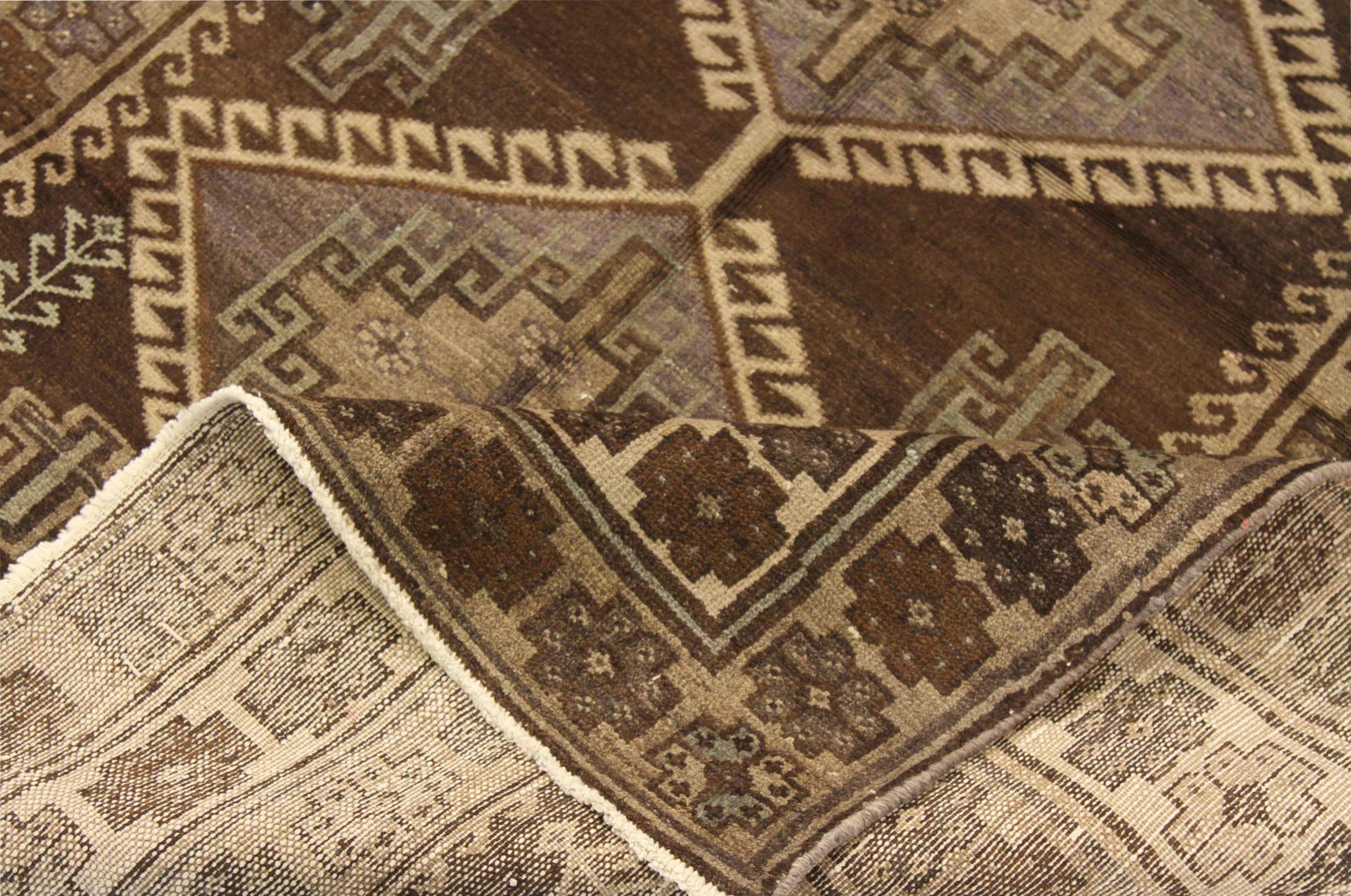 Persischer Varamin Kleinteppich CIRCA 1910 - Wolle Braun Elfenbein Taupe 74135 (Asiatisch) im Angebot