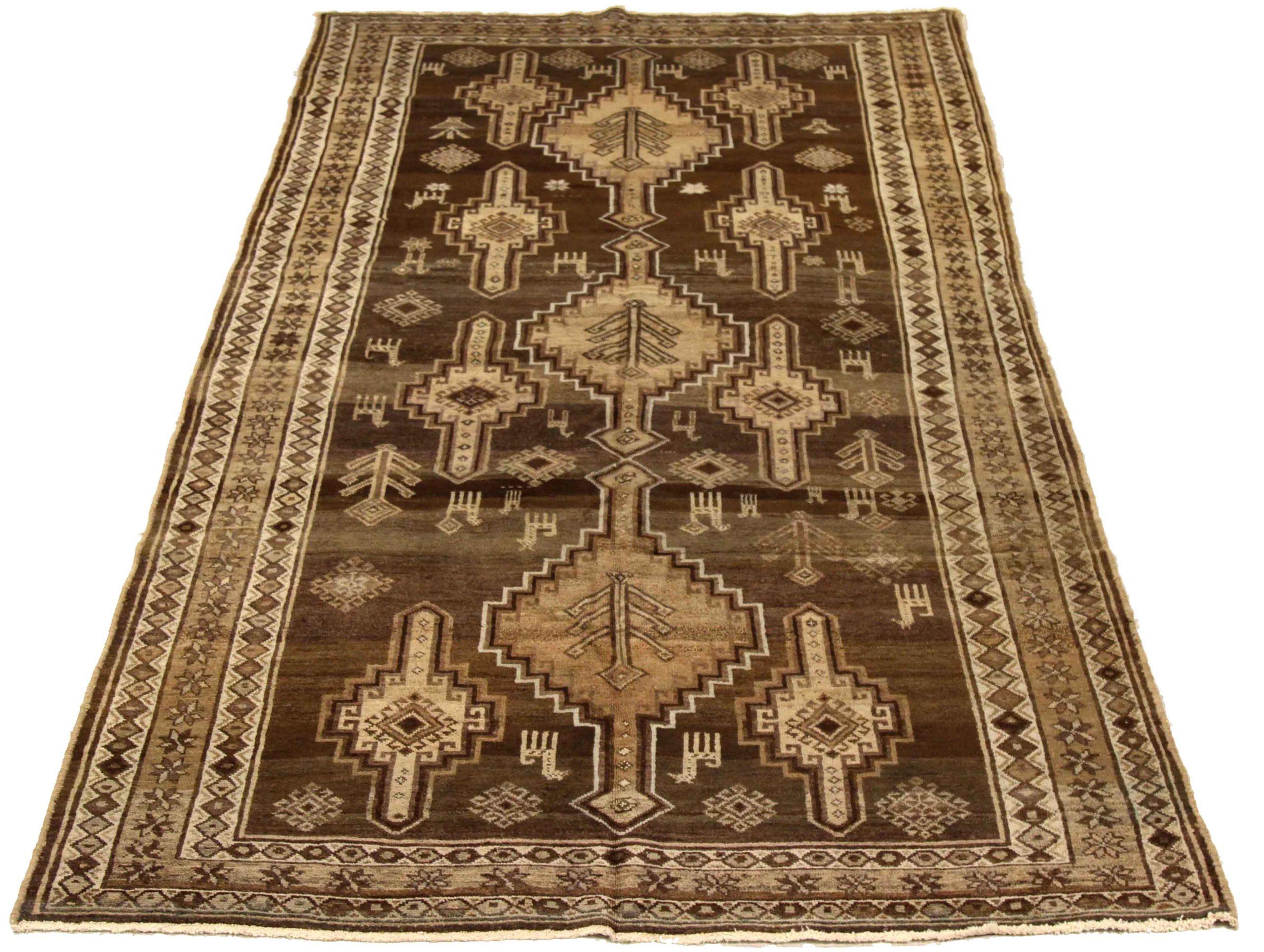 Entdecken Sie die Eleganz des persischen Varamin mit dem kleinen Teppich von CIRCA 1910. Dieses exklusive Design aus Wolle und Braun-Elfenbein-Taupe ist perfekt, um Ihren Raum zu verschönern.