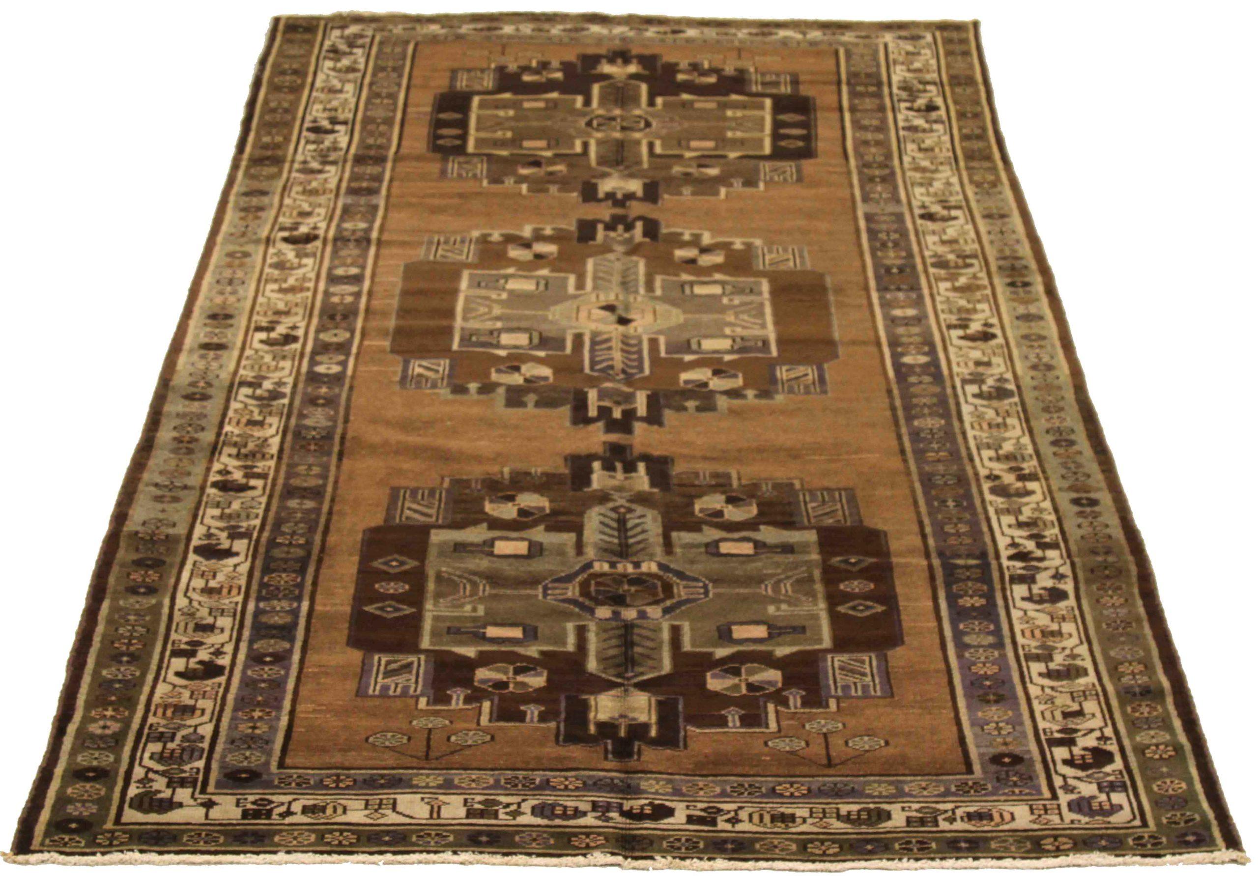 Descubre la elegancia de la Alfombra Persa Varamin Pequeña de Circa 1910. Diseñado con lana y terracota marrón-marfil, este diseño exclusivo es perfecto para realzar tu espacio.