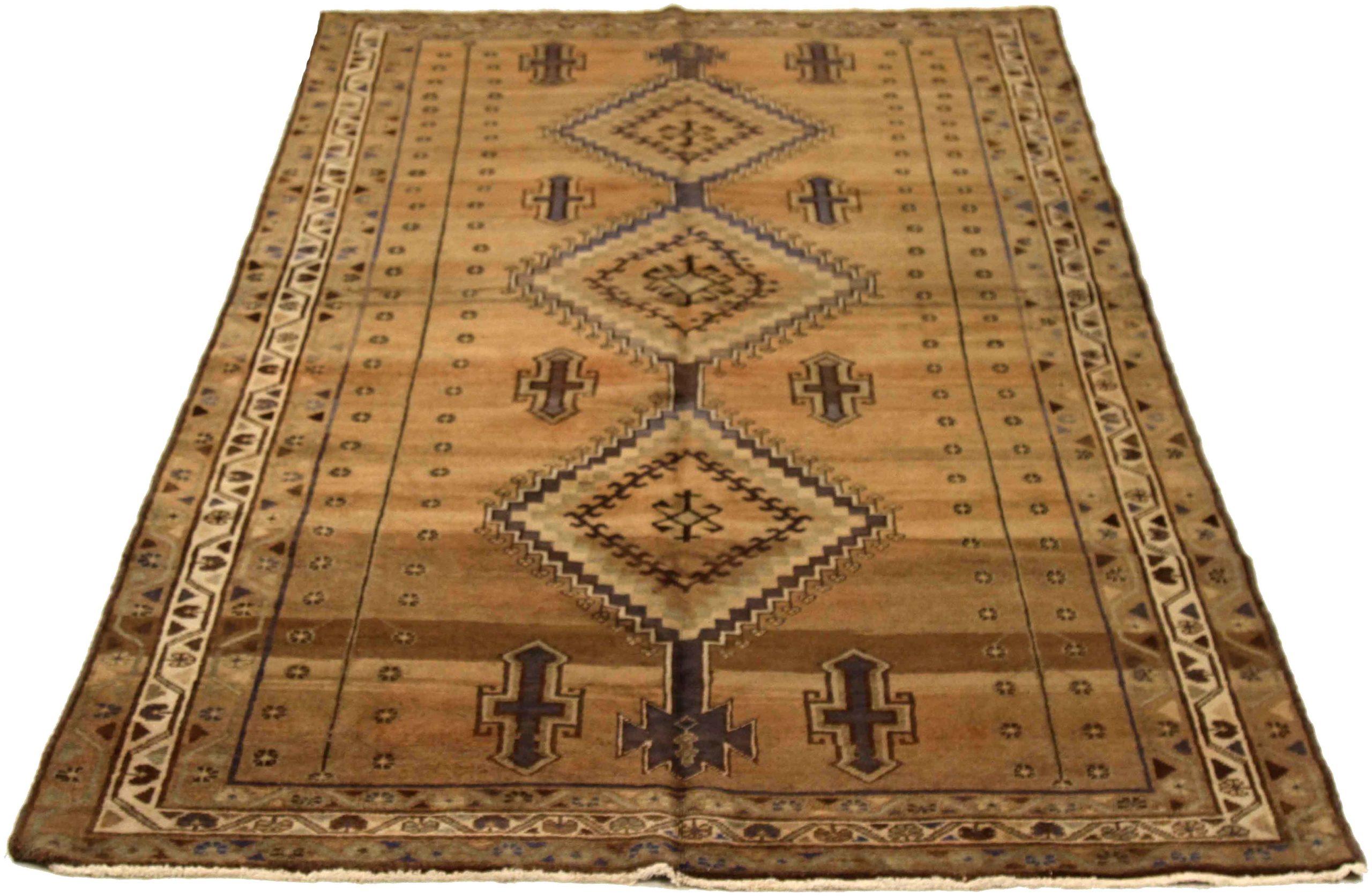Scopri l'eleganza del tappeto persiano Varamin di piccole dimensioni del 1910. Progettato con lana e giallo marrone-avorio, questo design esclusivo è perfetto per valorizzare il tuo spazio.
