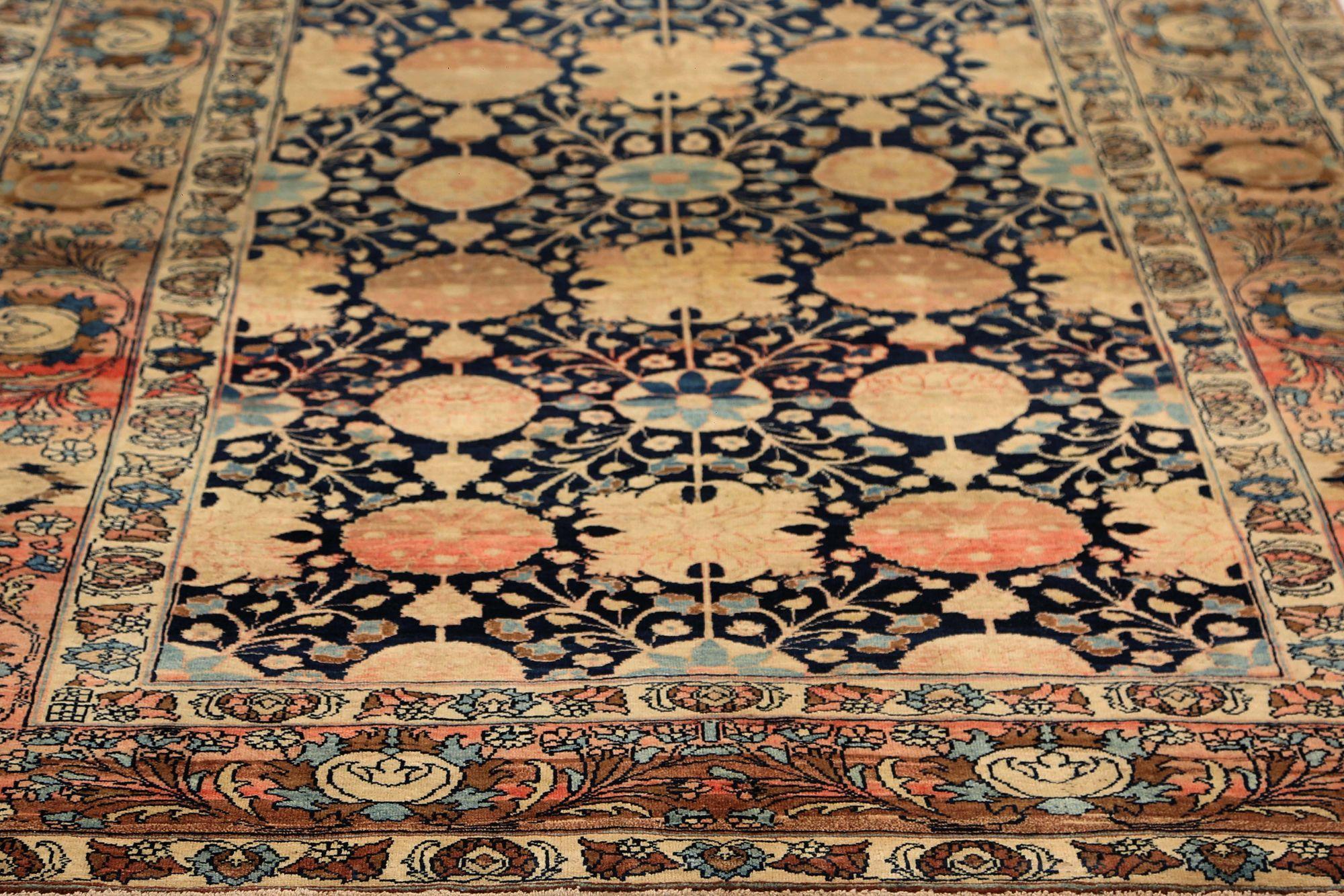Découvrez l'élégance du tapis persan Varamin à petits carreaux, datant de 1880. Conçu avec de la laine et du noir, ce design exclusif est parfait pour mettre en valeur votre espace.
