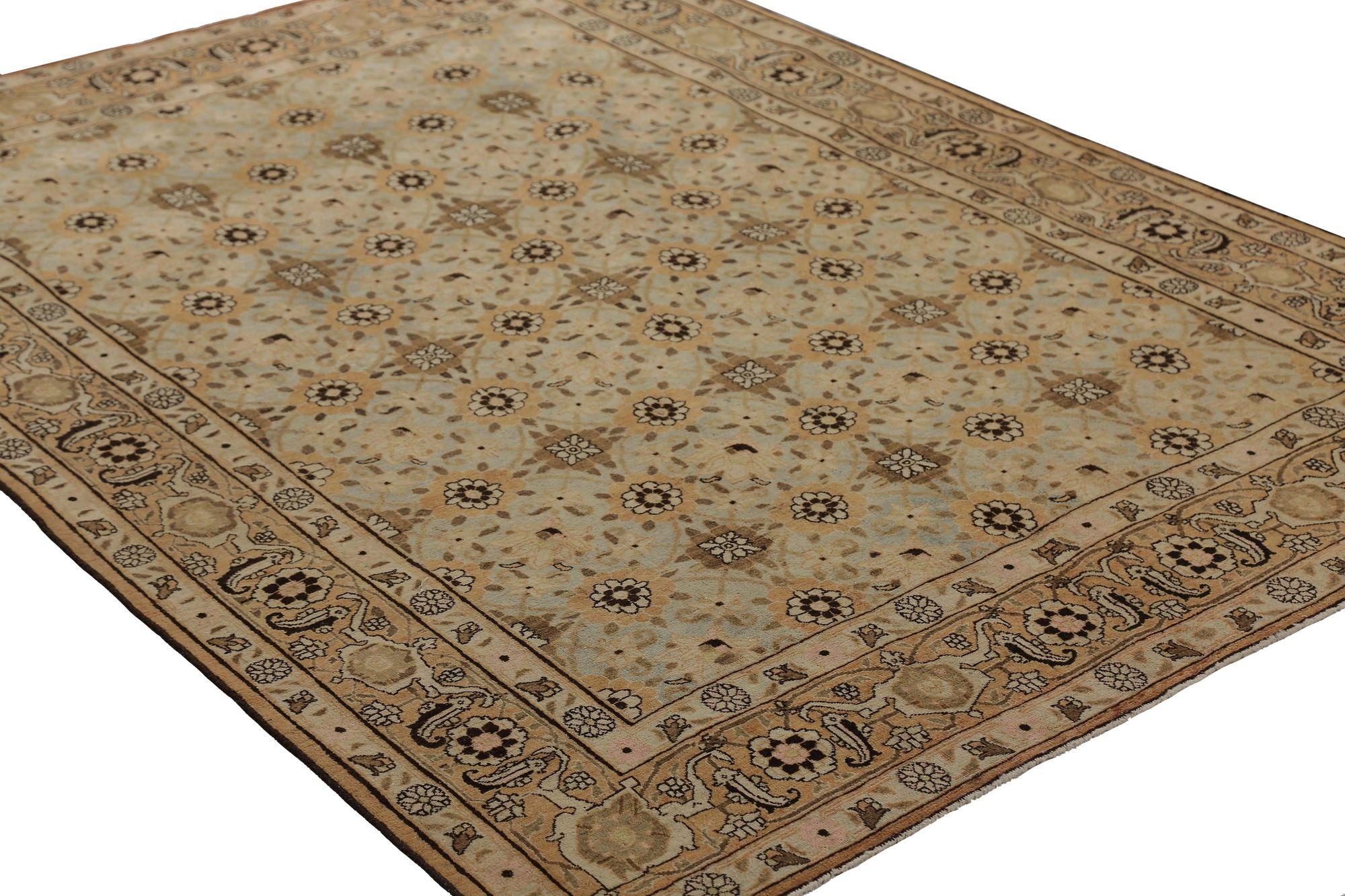 Entdecken Sie die Eleganz des persischen Varamin mit dem kleinen Teppich von CIRCA 1910. Dieses exklusive Design aus Wolle in den Farben Braun, Elfenbein, Hellblau und Taupe eignet sich perfekt, um Ihren Raum zu verschönern.
