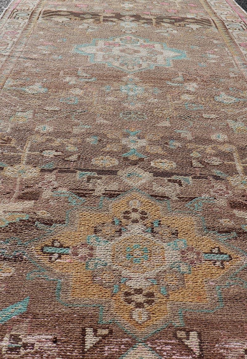 Persische Vintage Hamadan Läufer mit Medaillons auf einem Tan Feld. Keivan Woven Arts/ teppich/ MSE-1293.Herkunftsland: Iran; Art: Hamedan; Design: Floral,   Persisch blumig, ganzflächig; .

Maße: 3'5 x 9'9

Dieser persische Läufer im Vintage-Stil
