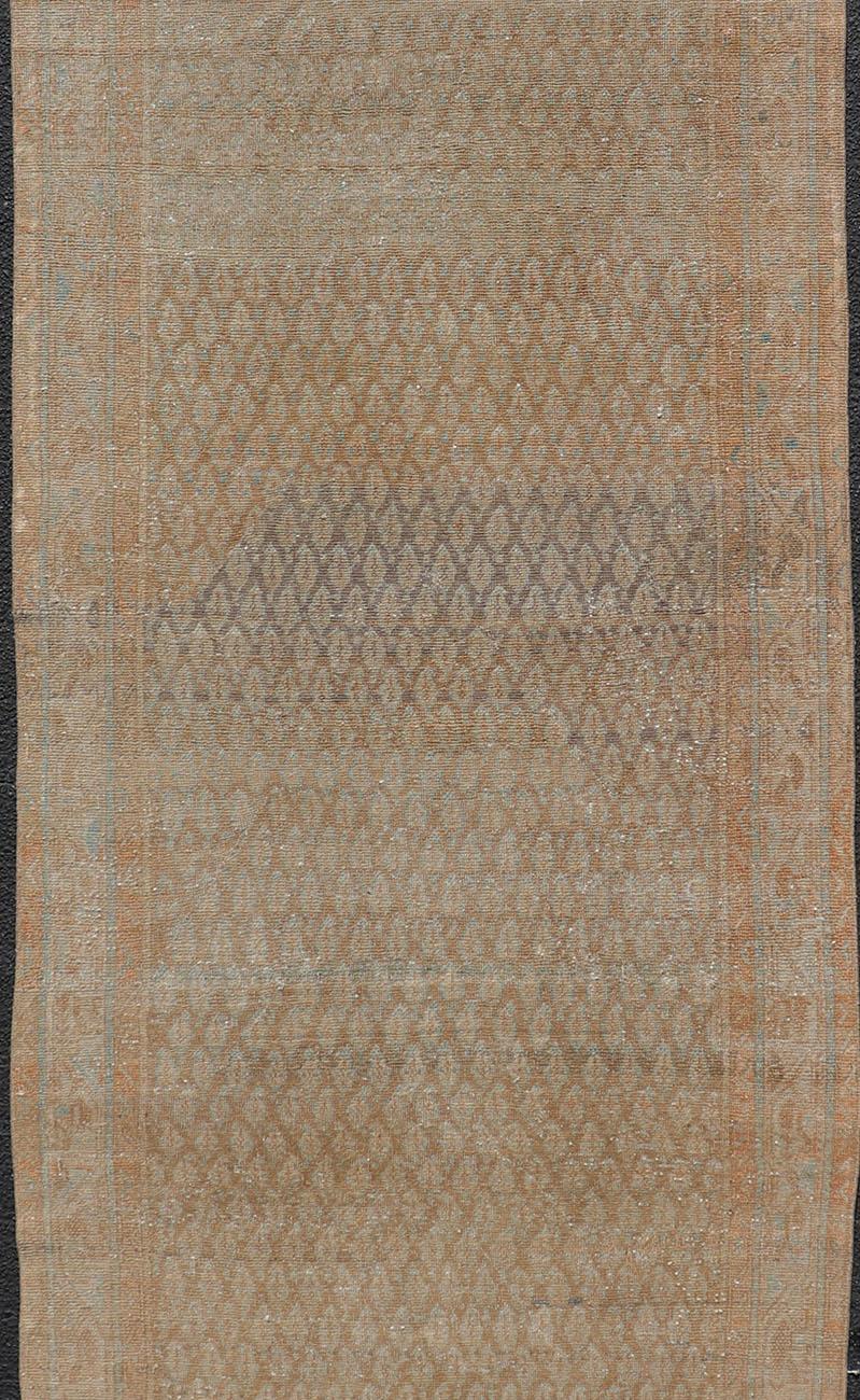 Traves de Mesa Persa Vintage Hamedan con Diseño Tribal Paisley Sub-Geométrico siglo XX en venta