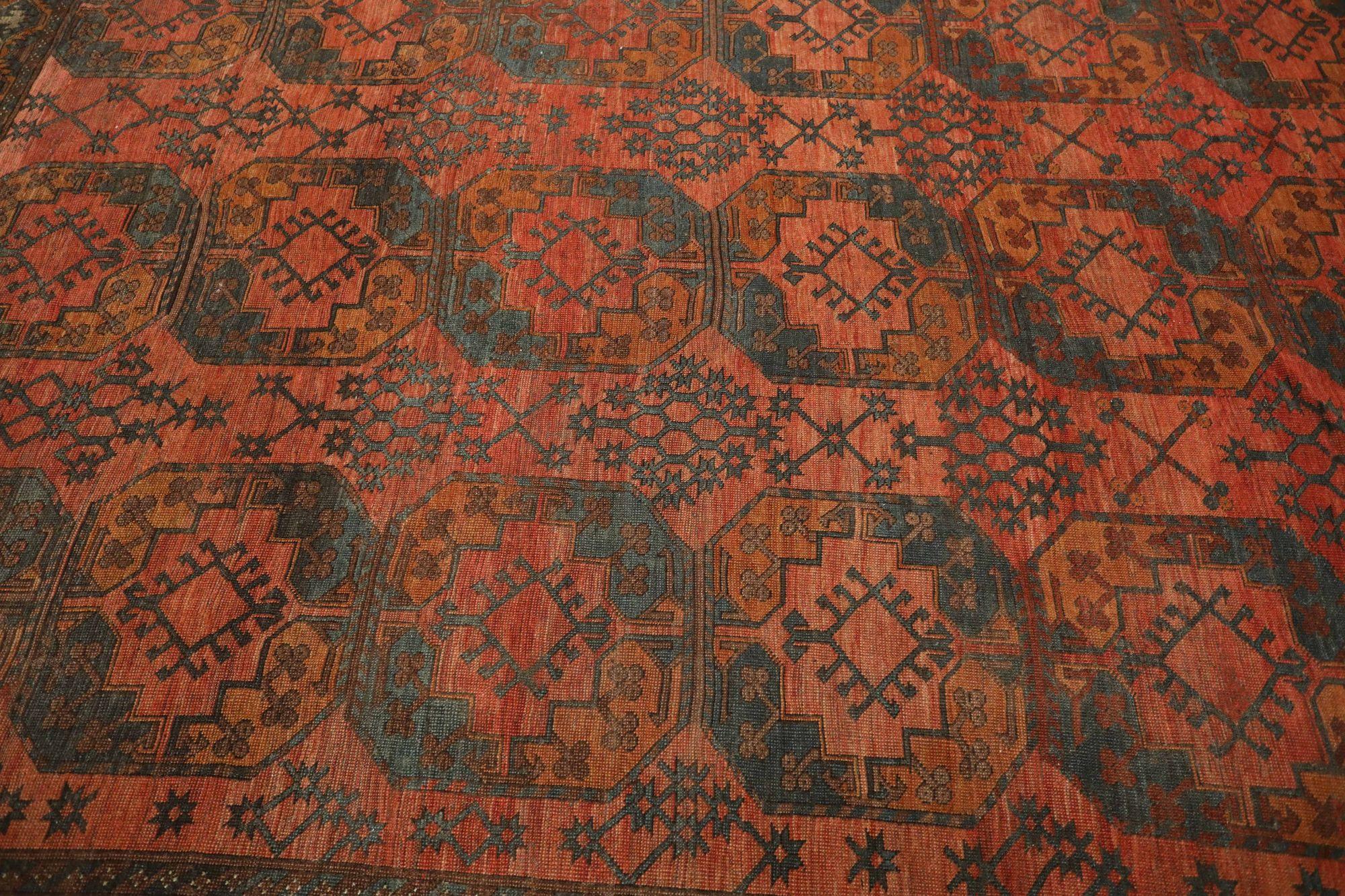 Entdecken Sie die Eleganz des persischen Yamoud mit dem kleinen Teppich von CIRCA 1880. Dieses exklusive Design aus Wolle und Marineblau-Rot ist perfekt, um Ihren Raum zu verschönern.