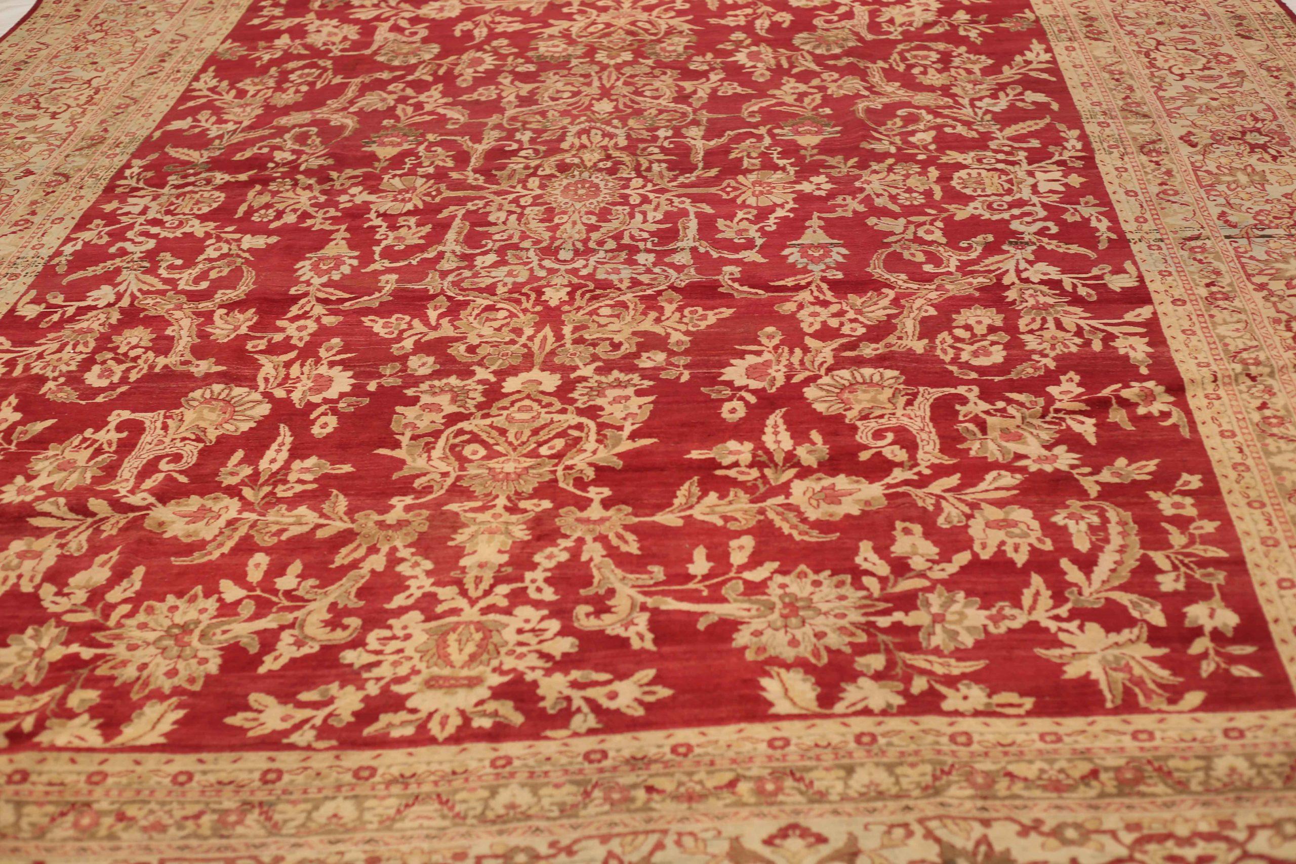 Scopri l'eleganza dei tappeti persiani Yazd con caratteristiche CIRCA del 1880. Progettato con una meticolosa attenzione ai dettagli, questo design esclusivo è perfetto per valorizzare il tuo spazio.