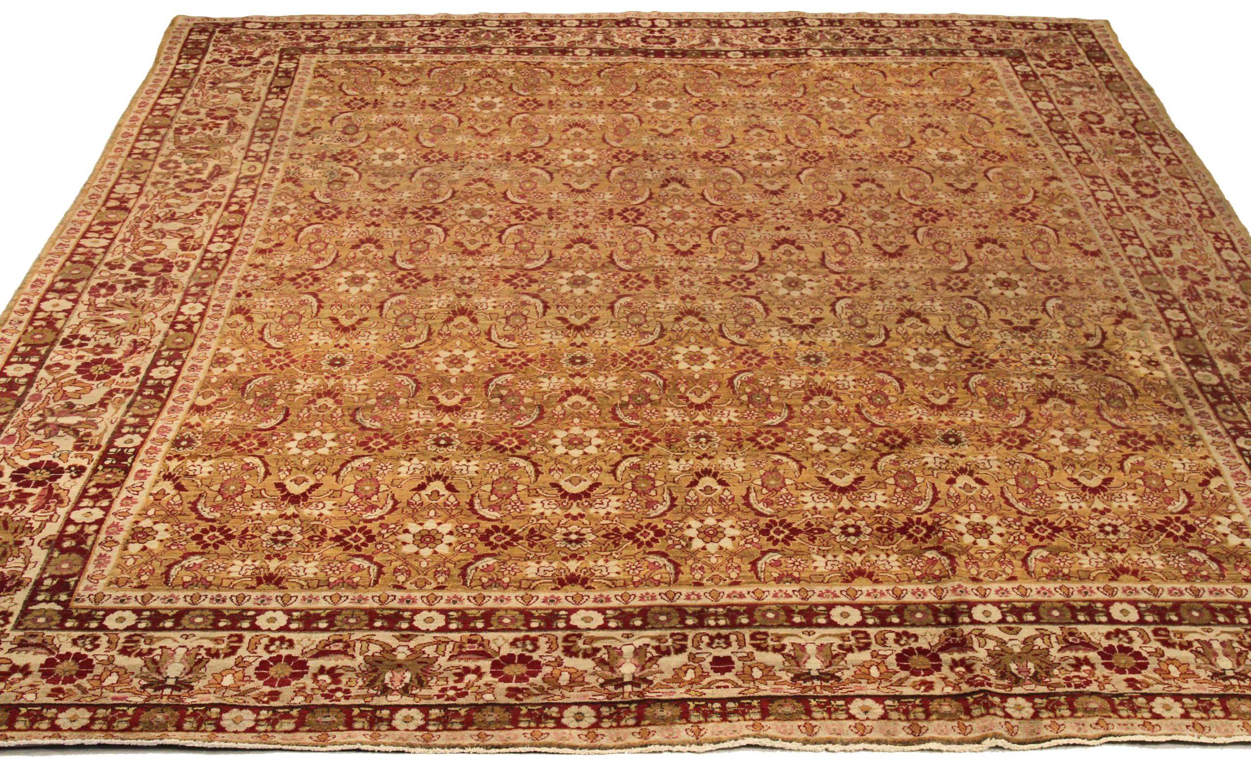Scopri l'eleganza dei tappeti persiani Yazd con caratteristiche CIRCA del 1880. Progettato con una meticolosa attenzione ai dettagli, questo design esclusivo è perfetto per valorizzare il tuo spazio.