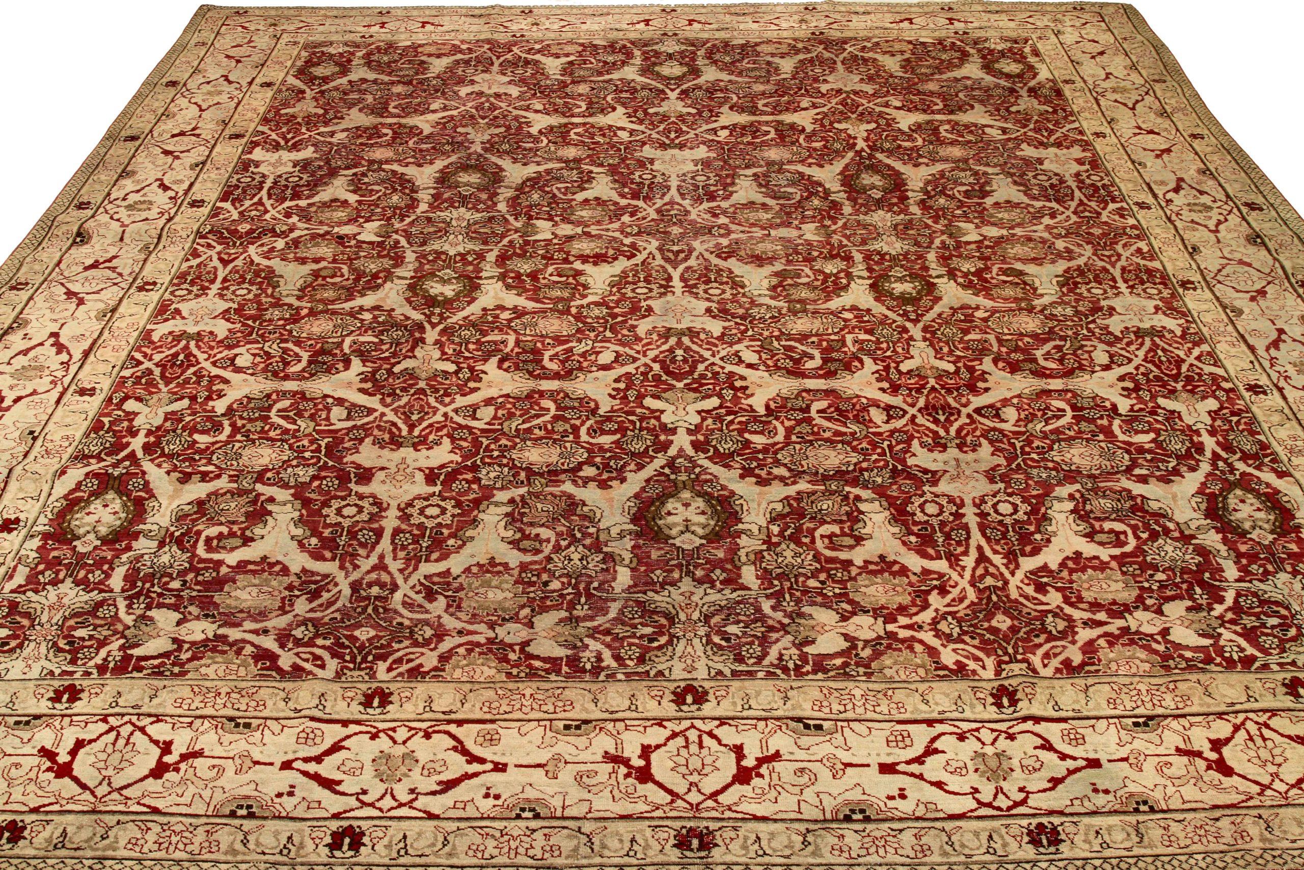 Scopri l'eleganza dei tappeti persiani Yazd con caratteristiche CIRCA del 1880. Progettato con una meticolosa attenzione ai dettagli, questo design esclusivo è perfetto per valorizzare il tuo spazio.