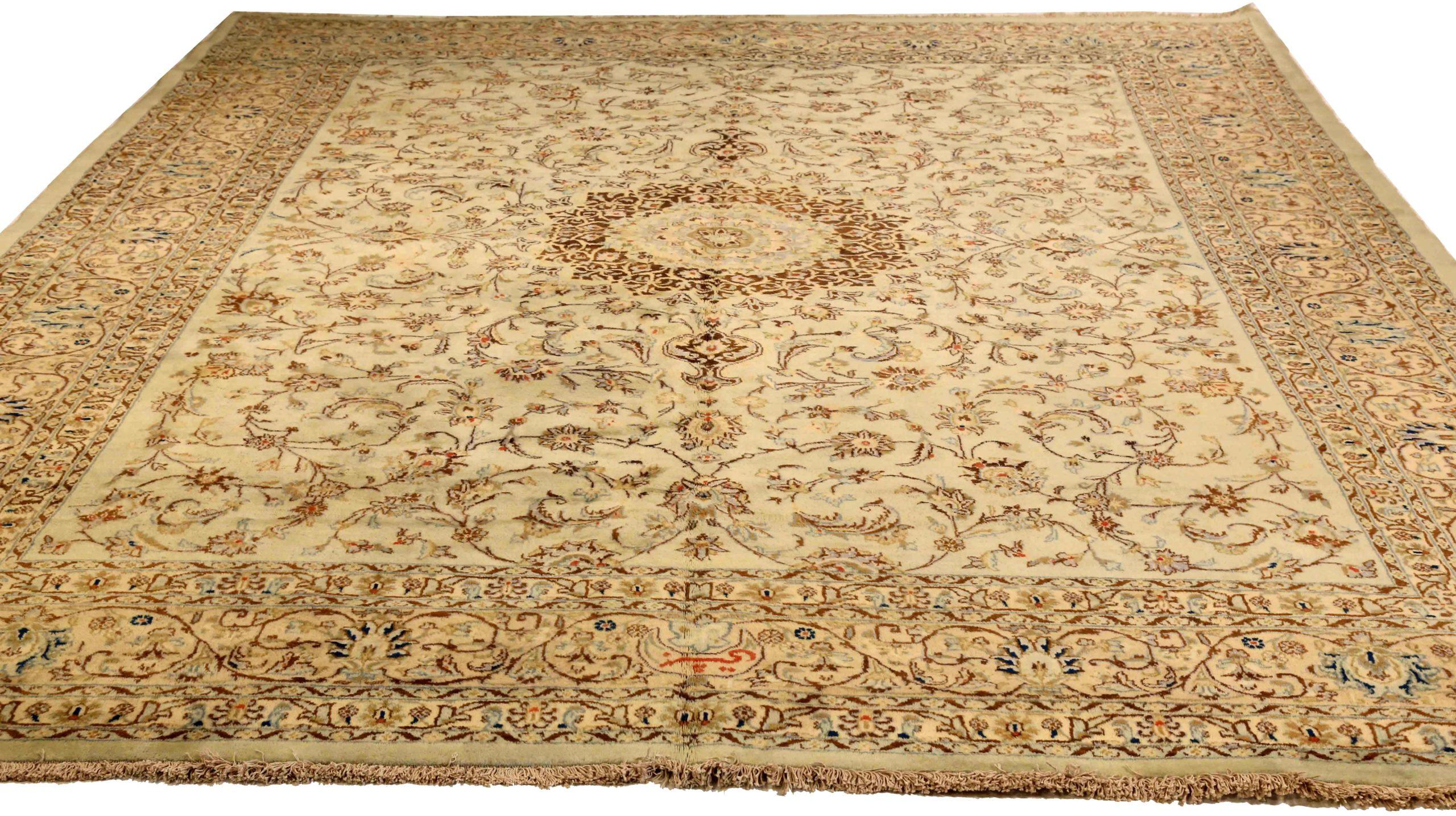 Entdecken Sie die Eleganz des persischen Yazd mit Teppichen von CIRCA 1910. Dieses exklusive Design aus Wolle und Braun-Elfenbein ist perfekt, um Ihren Raum zu verschönern.