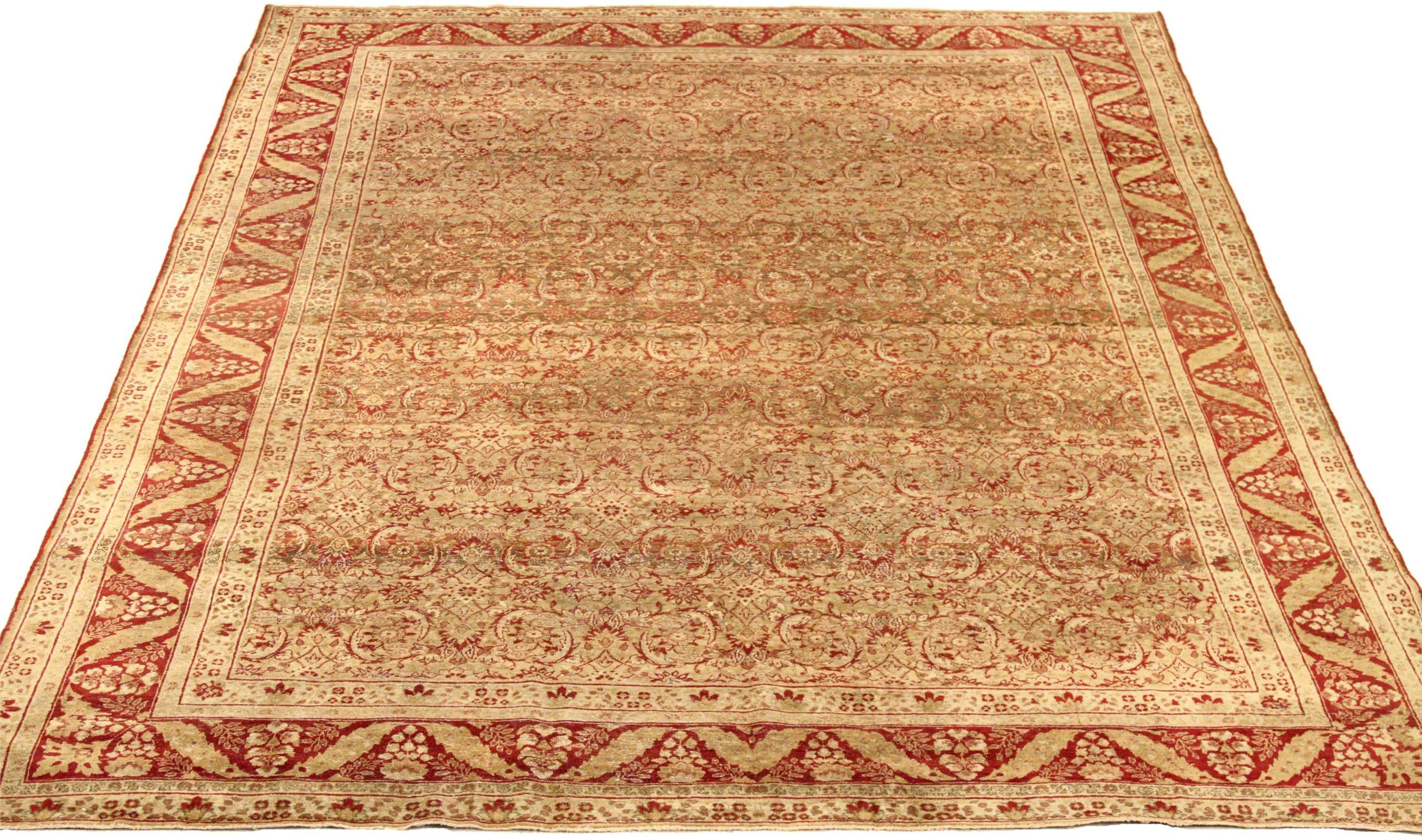 Scopri l'eleganza dei tappeti persiani Yazd con caratteristiche CIRCA del 1940. Progettato con lana e marrone-avorio-rosso, questo design esclusivo è perfetto per valorizzare il tuo spazio.