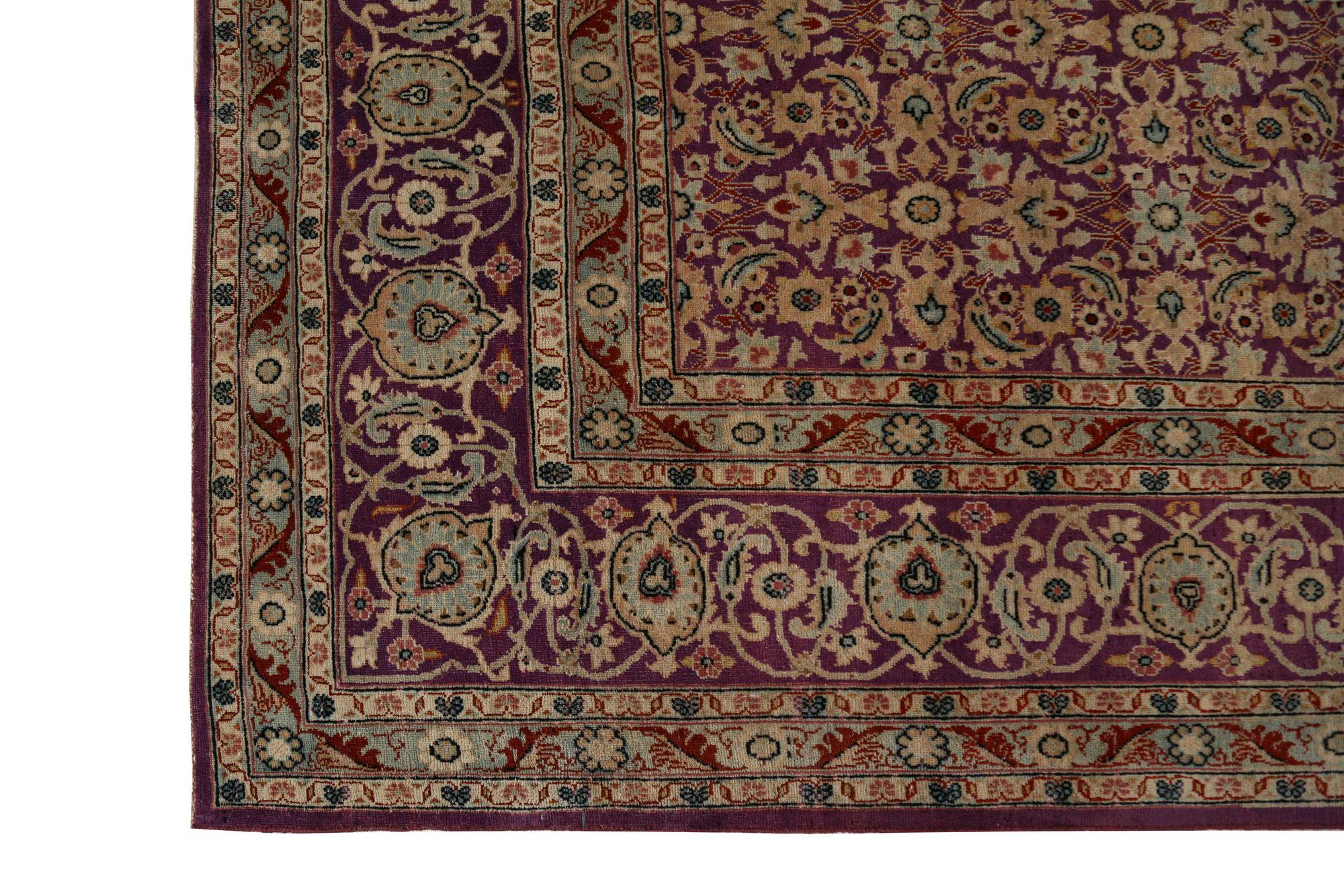 Scopri l'eleganza dei tappeti persiani Yazd con caratteristiche CIRCA del 1940. Progettato con lana e giallo rosso, questo design esclusivo è perfetto per valorizzare il tuo spazio.
