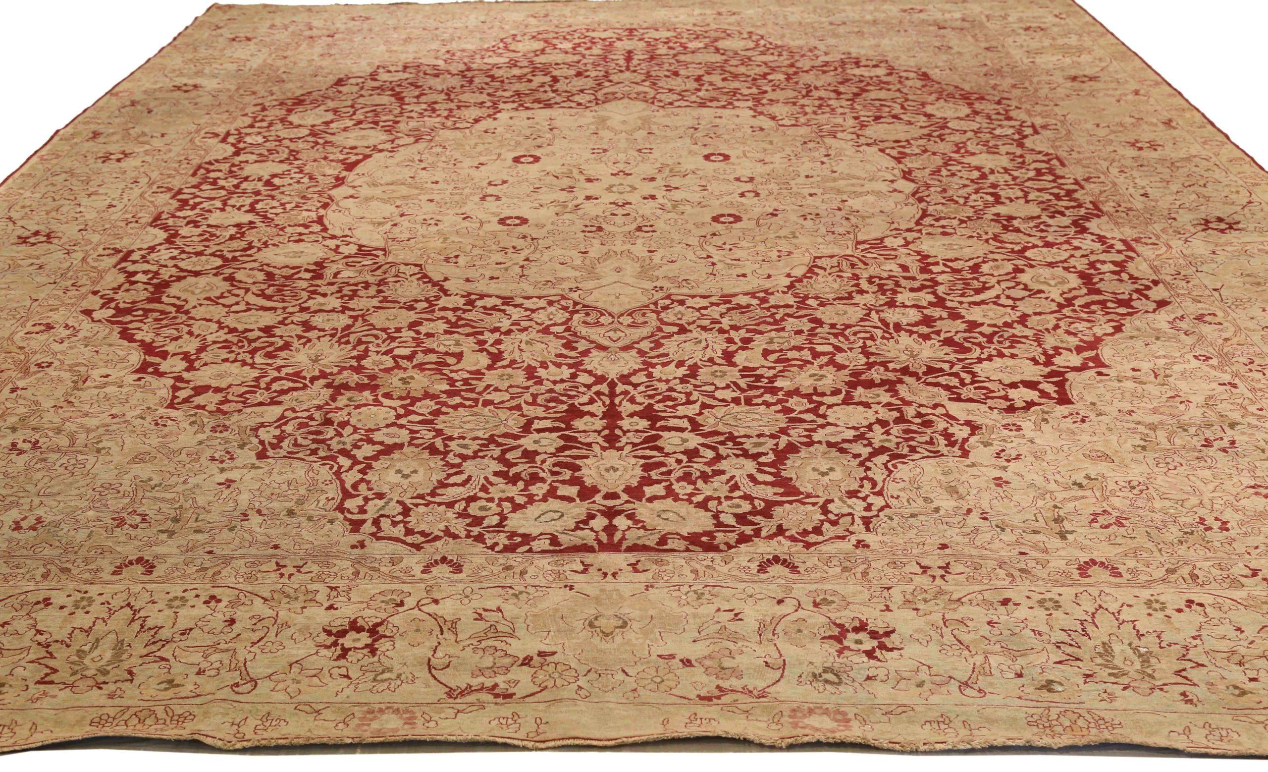Scopri l'eleganza del tappeto persiano Yazd Over Size Rug del 1910. Progettato con lana e verde-avorio-rosso, questo design esclusivo è perfetto per valorizzare il tuo spazio.